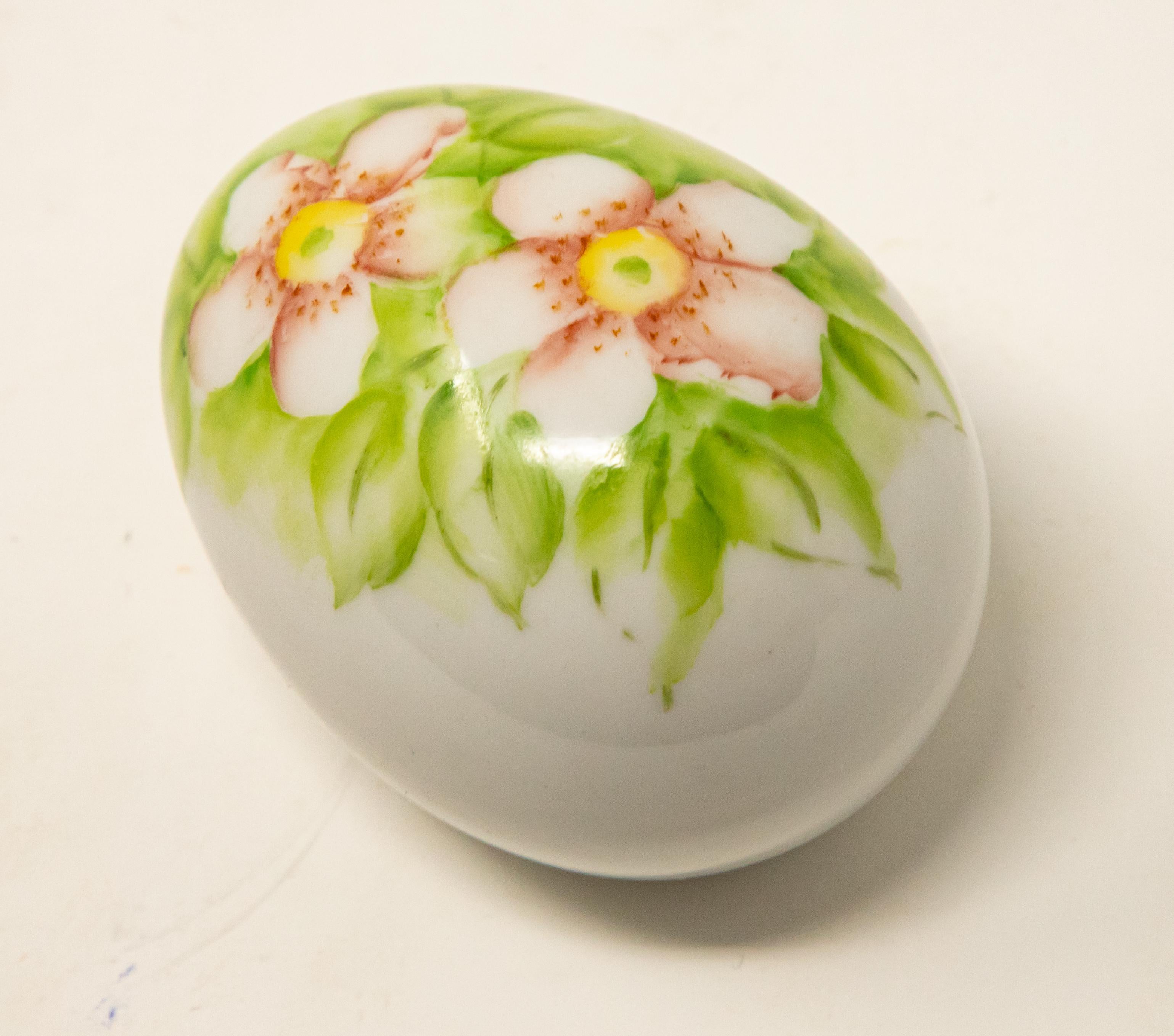 Ceramic Eggs with Floral Motif For Sale 7
