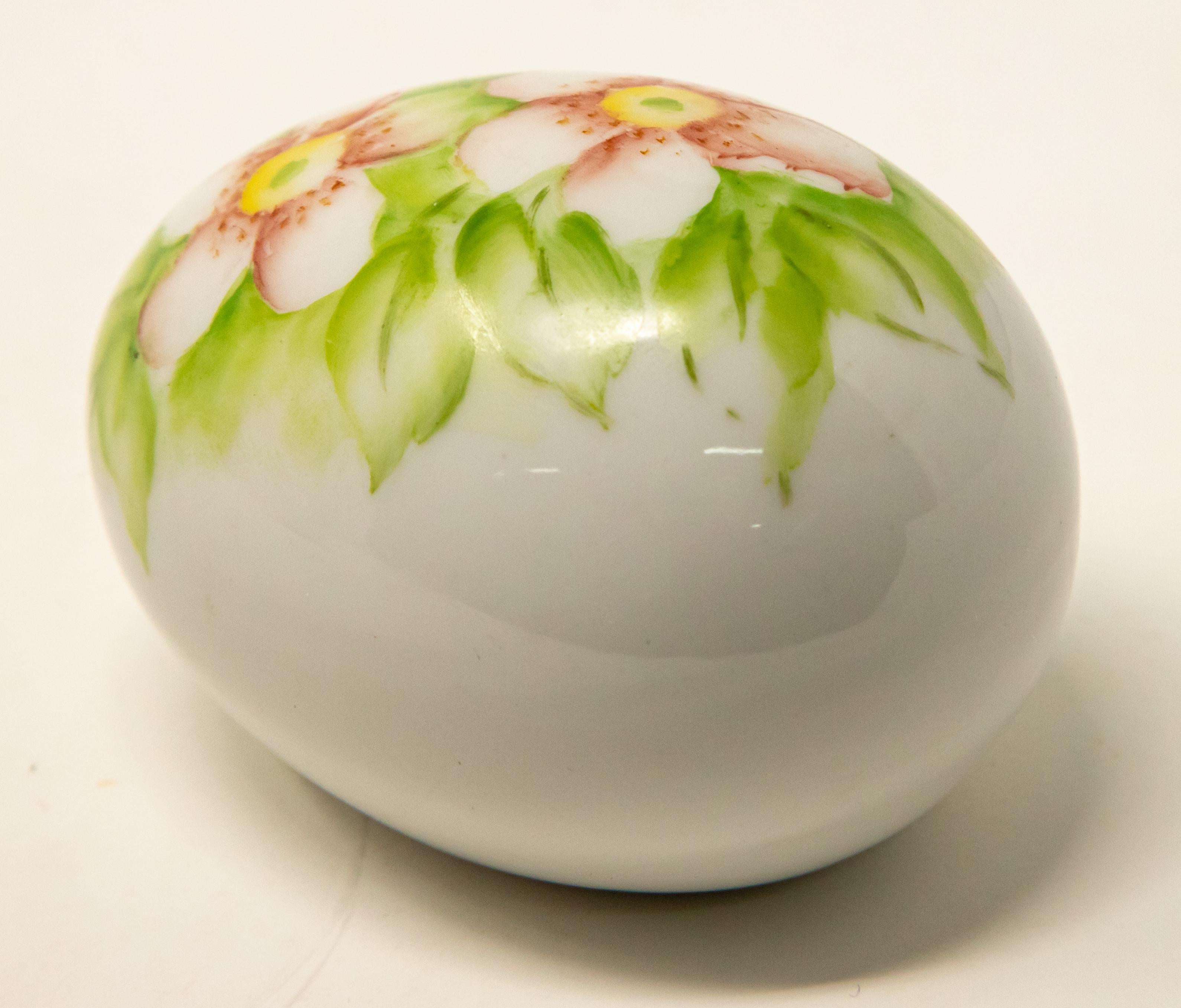 Ceramic Eggs with Floral Motif For Sale 8