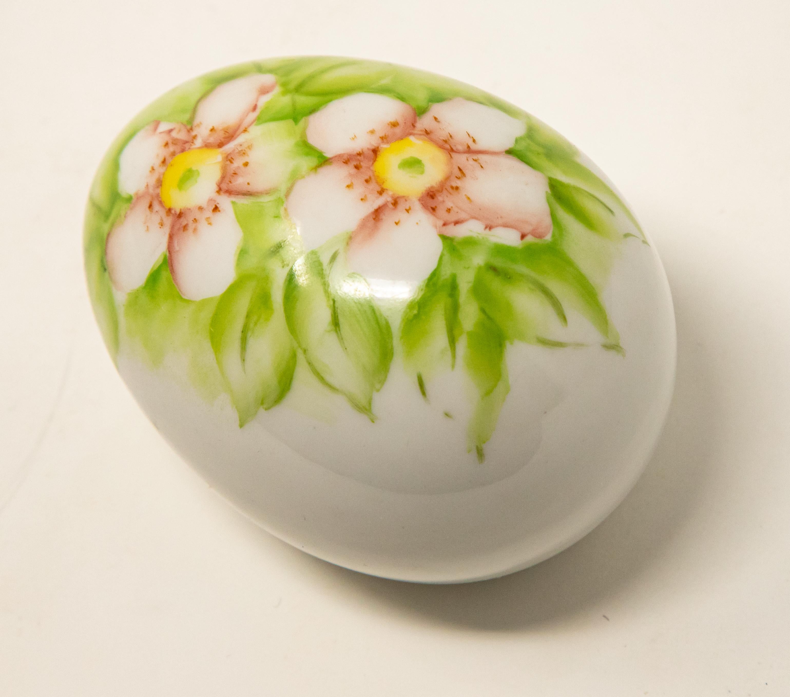 Ceramic Eggs with Floral Motif For Sale 10