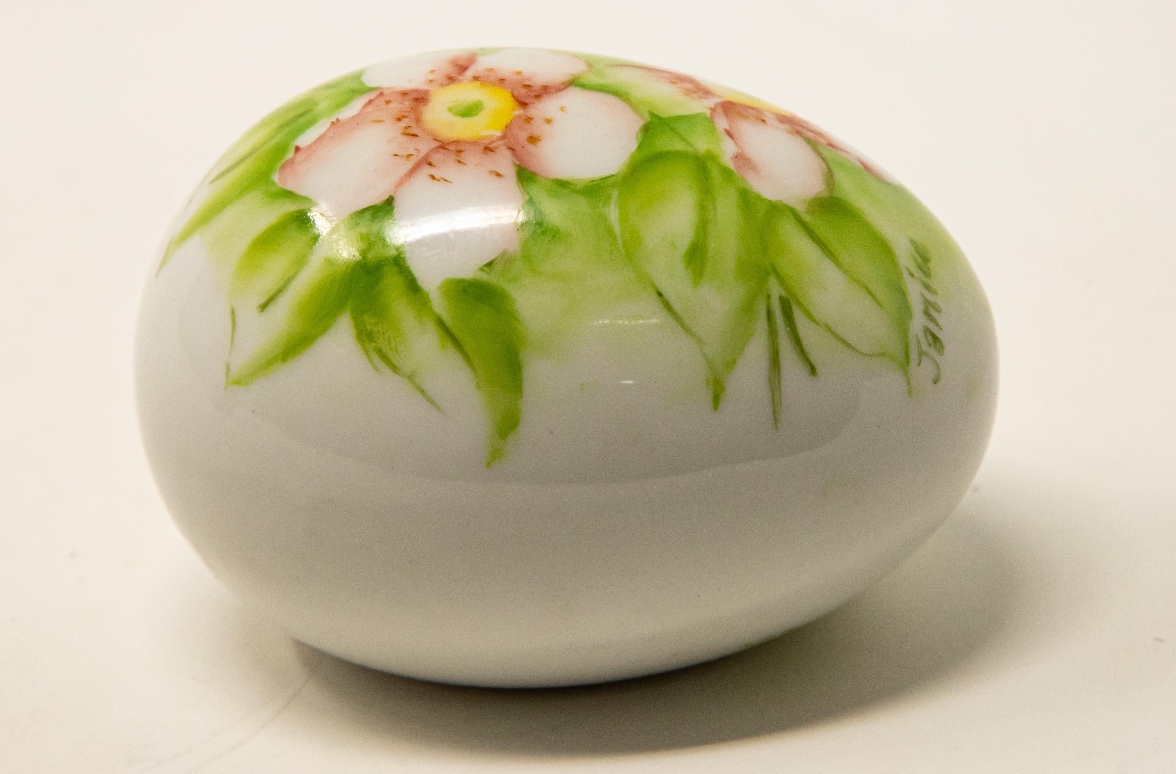 Ceramic Eggs with Floral Motif For Sale 11