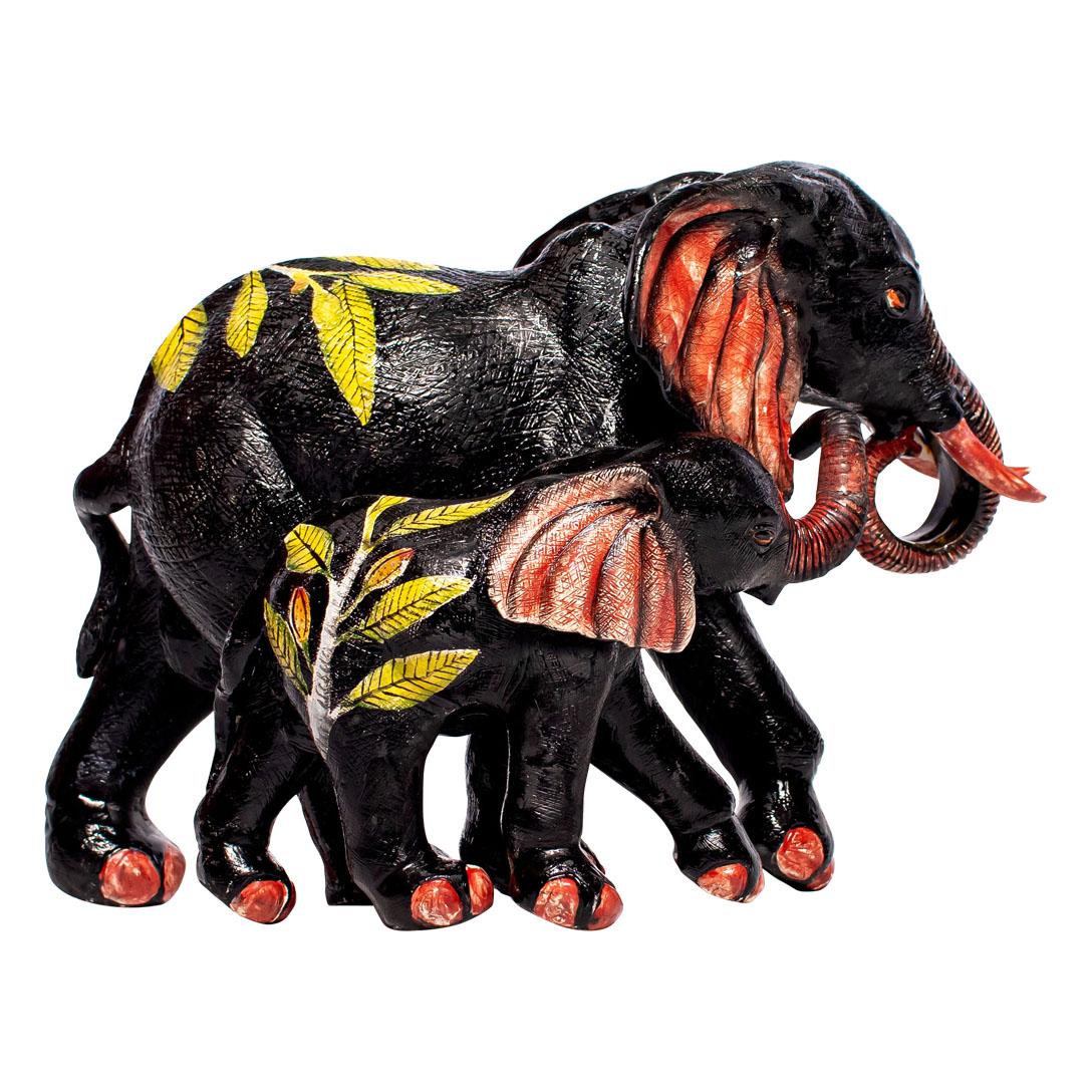 Wiseman Ceramics präsentiert eine auffällige Keramikskulptur eines Elefanten mit Jungen, die von den Kunsthandwerkern Lindo, George und Thabo in Südafrika in sorgfältiger Handarbeit hergestellt wurde. Dieses Stück steht 8 Zoll hoch mit Abmessungen