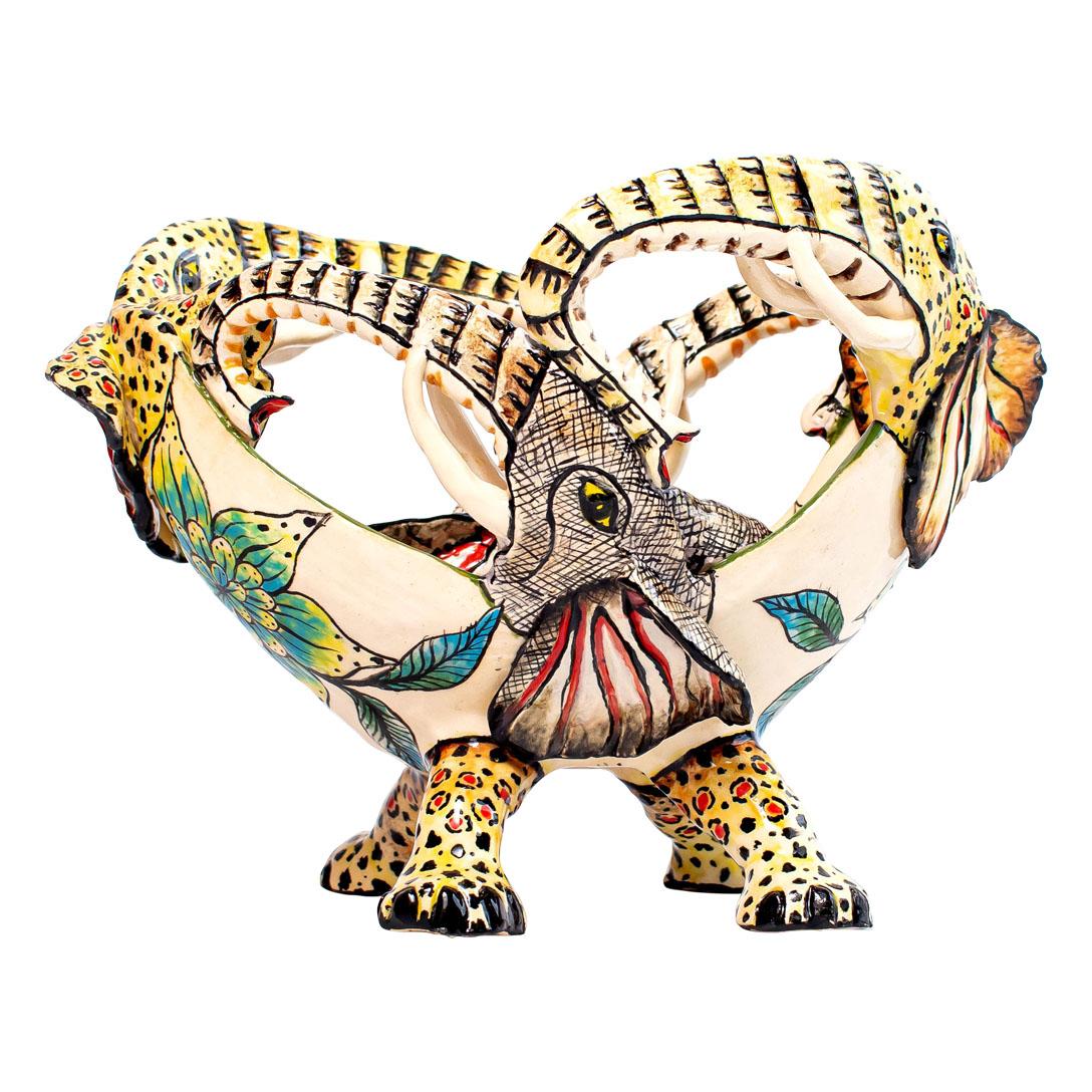
Die exquisite handbemalte Seifenschale mit Elefantenköpfen von Zimele Ceramics ist ein einzigartiges Stück, das Kunstfertigkeit und kulturelle Bedeutung auf wunderbare Weise miteinander verbindet. Mit einer Höhe von 6 Zoll, einer Breite von 6 Zoll