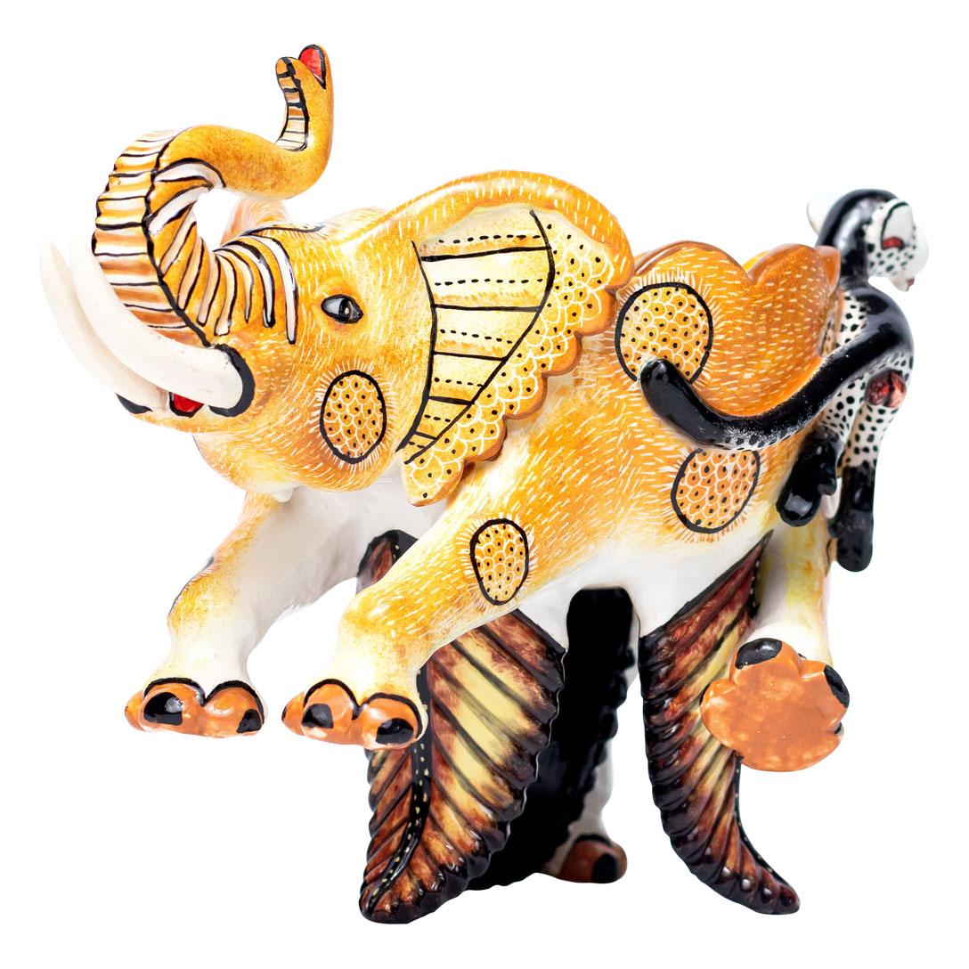 Cuenco para cacahuetes elefante
Pintado a mano por Swelihle Khanyeza, esculpido por Motsamai Sello
Love Art Ceramic, Sudáfrica, 2024

Presentamos el Cuenco para Cacahuetes Elefante, una encantadora creación de cerámica que encierra el espíritu
