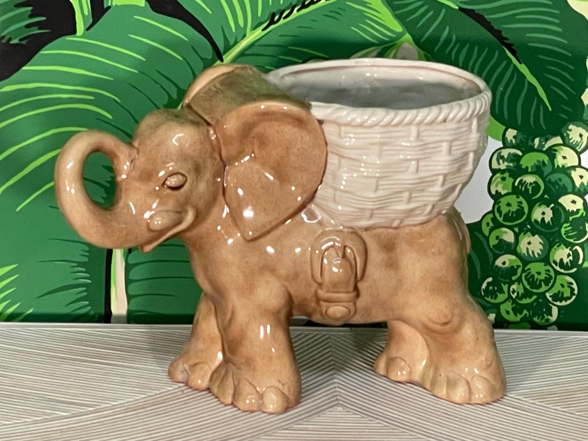 La jardinière éléphant en céramique vintage présente une trompe relevée (pour porter chance !) et une finition émaillée brillante. Très bon état avec seulement des imperfections mineures correspondant à l'âge, voir les photos pour les détails de