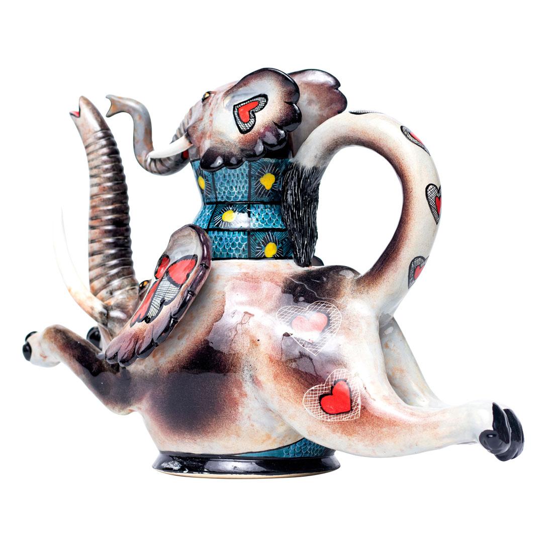 Théière éléphant
Peint à la main par Swelihle Khanyeza, sculpté par Sbusiso Ndaba
Love Art Ceramic, Afrique du Sud, 2024

Voici la Théière de l'éléphant, une pièce de céramique étonnante qui capture magnifiquement l'esprit et la majesté de l'un des