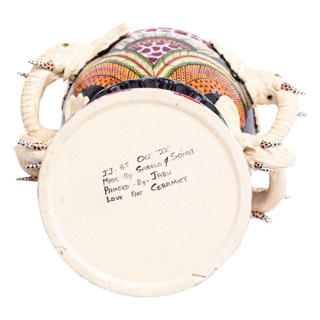 XXI secolo e contemporaneo Elefante in ceramica  Urna  , realizzato a mano in Sudafrica in vendita