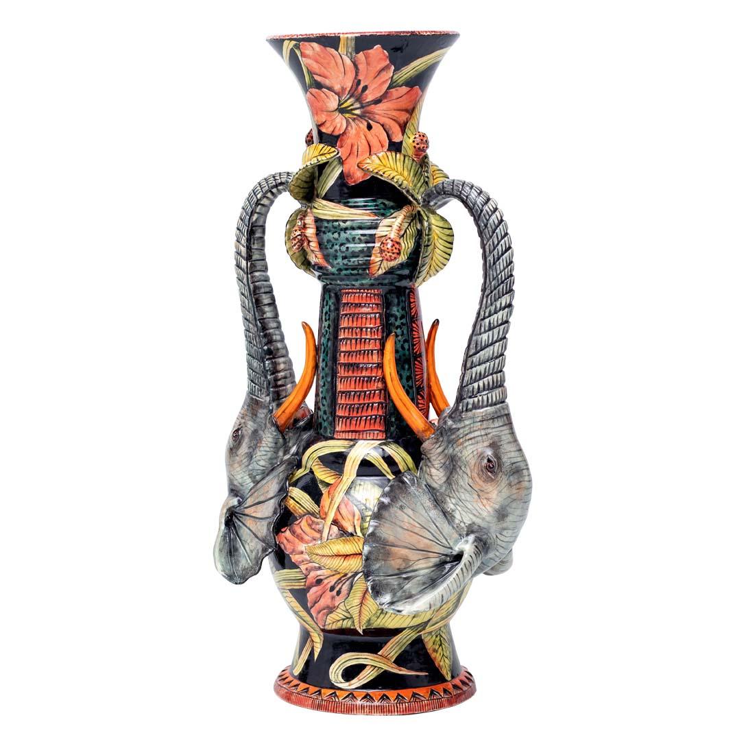 Vaso Elefante
Il vaso Elephant è uno straordinario pezzo d'arte decorativa in ceramica che incarna magnificamente lo spirito della fauna selvatica del Sudafrica. Realizzato nel 2024 da Love Art Ceramic, questo straordinario vaso mette in mostra