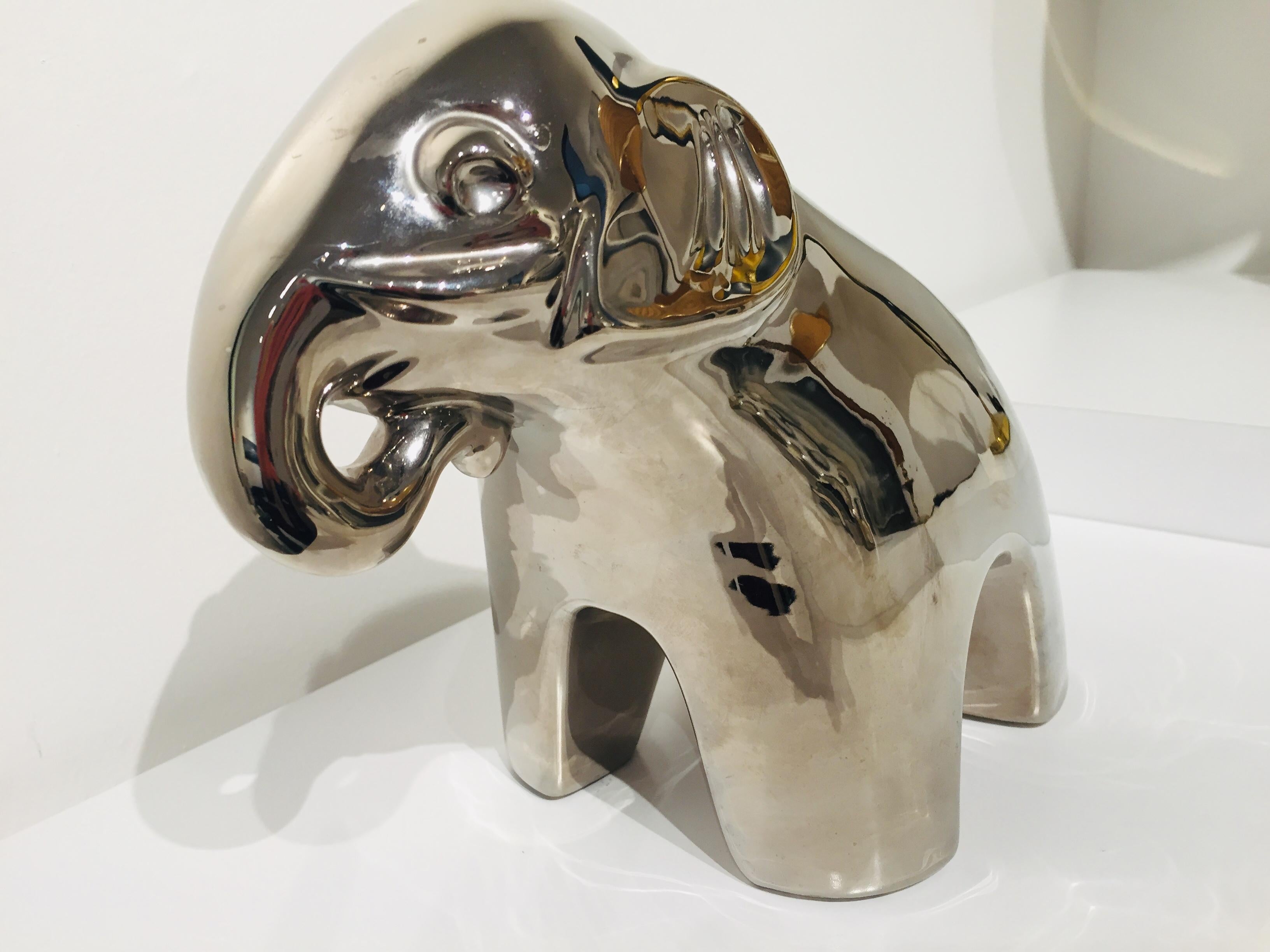 Inconnu Éléphant en céramique avec finition miroir en vente