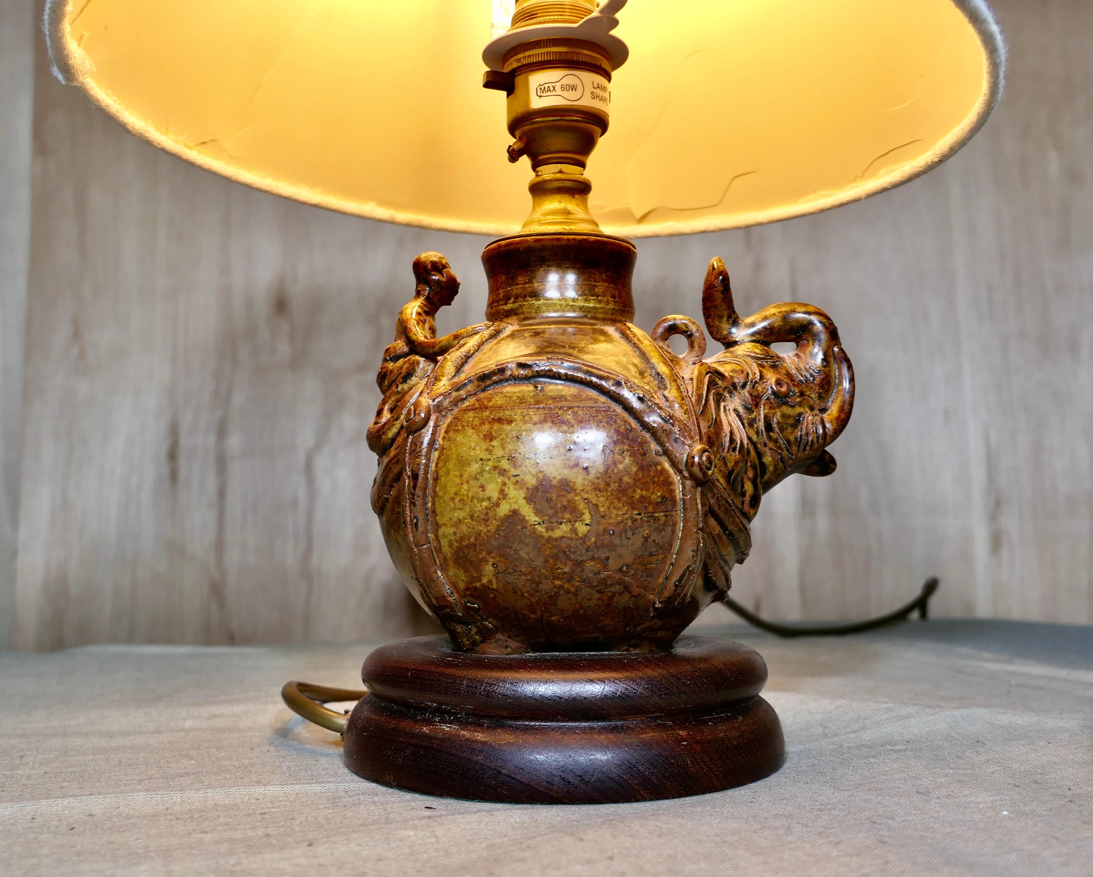 Éléphant en céramique avec cavalier, lampe de table

Une pièce magnifique dans une palette d'agate terreuse de bruns verdâtres, l'éléphant a une trompe relevée et il y a un cavalier à l'arrière, ceci est placé sur un socle tourné, nous l'avons