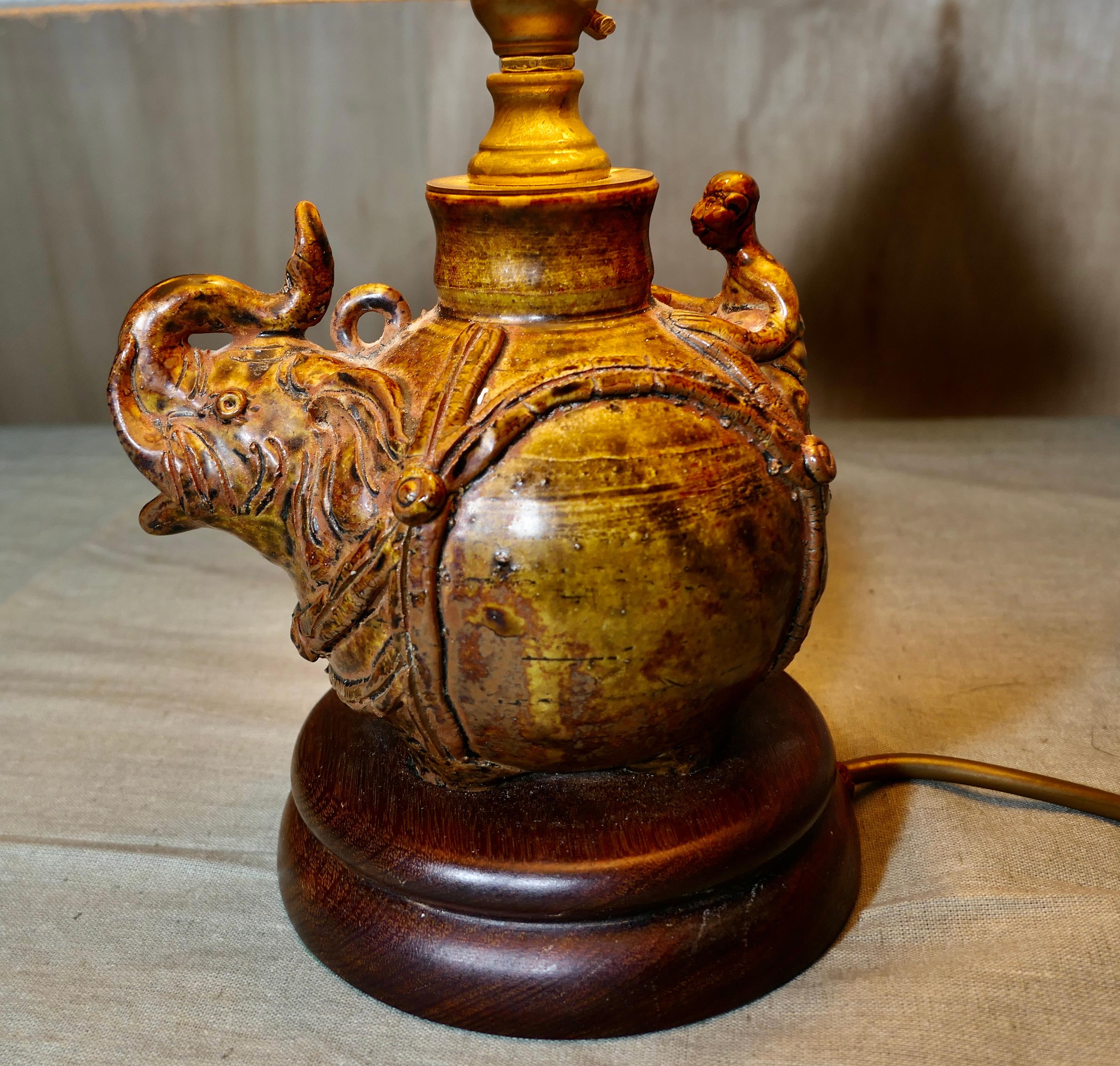 Anglo Raj Éléphant en céramique avec cavalier, lampe de table  Une pièce merveilleuse en vente