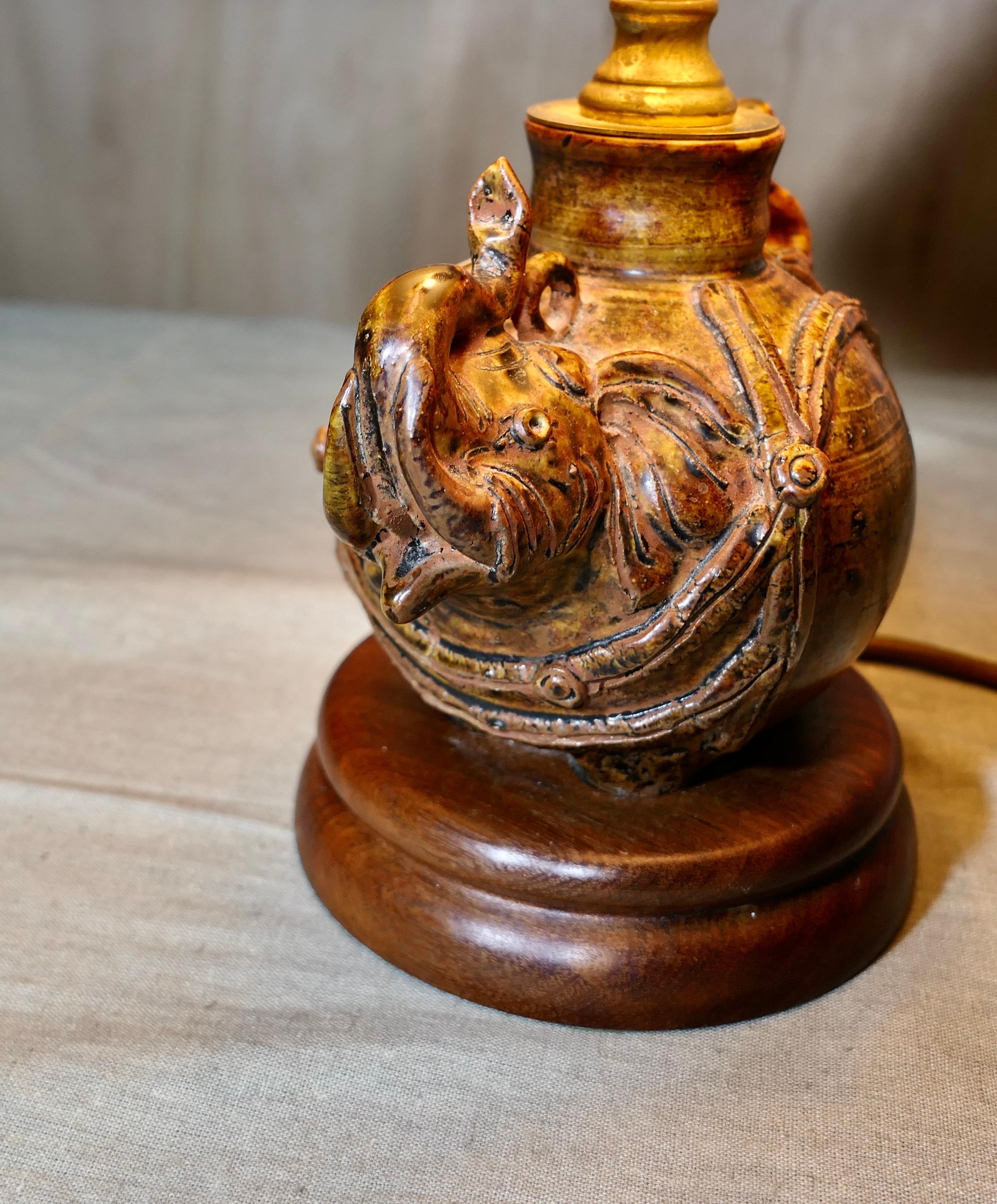 Éléphant en céramique avec cavalier, lampe de table  Une pièce merveilleuse Bon état - En vente à Godshill, Isle of Wight