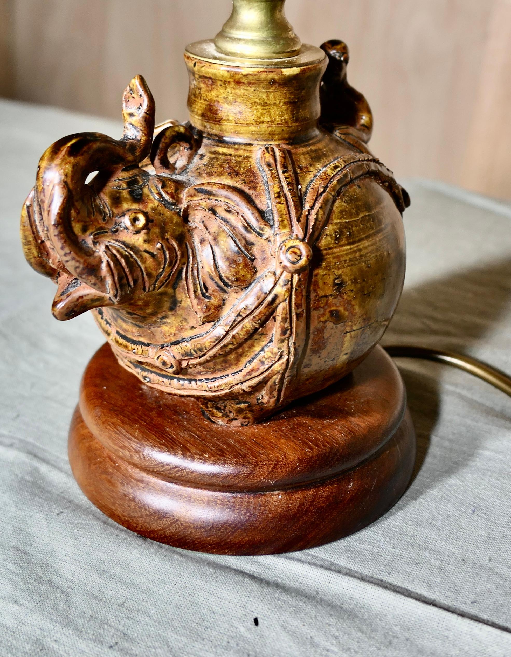 Céramique Éléphant en céramique avec cavalier, lampe de table  Une pièce merveilleuse en vente