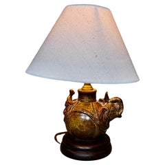Elefante in ceramica con cavaliere, lampada da tavolo  Un pezzo meraviglioso