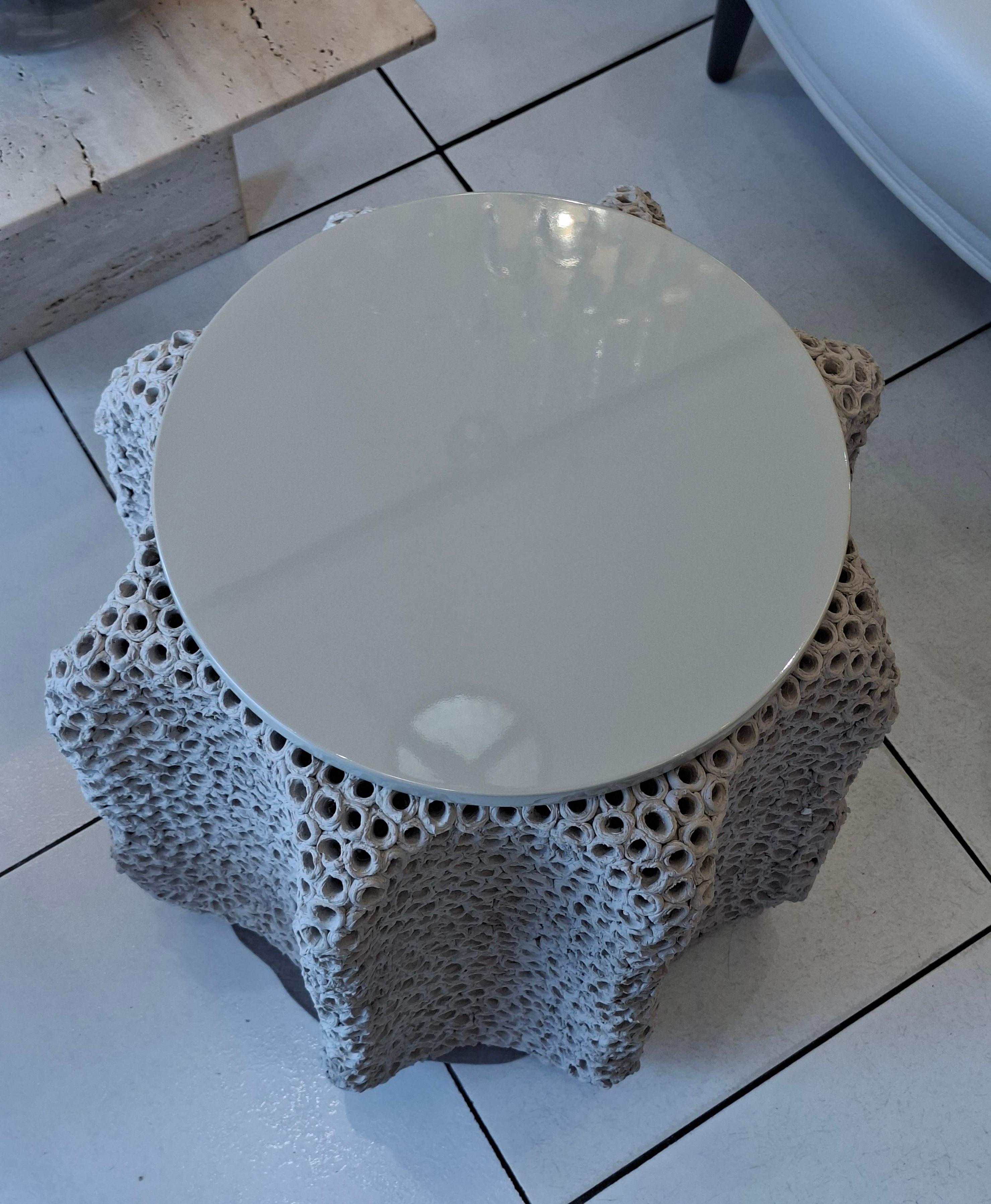 Table d'appoint en céramique, plateau laqué beige par Gilles Caffier, édition limitée en vente 4
