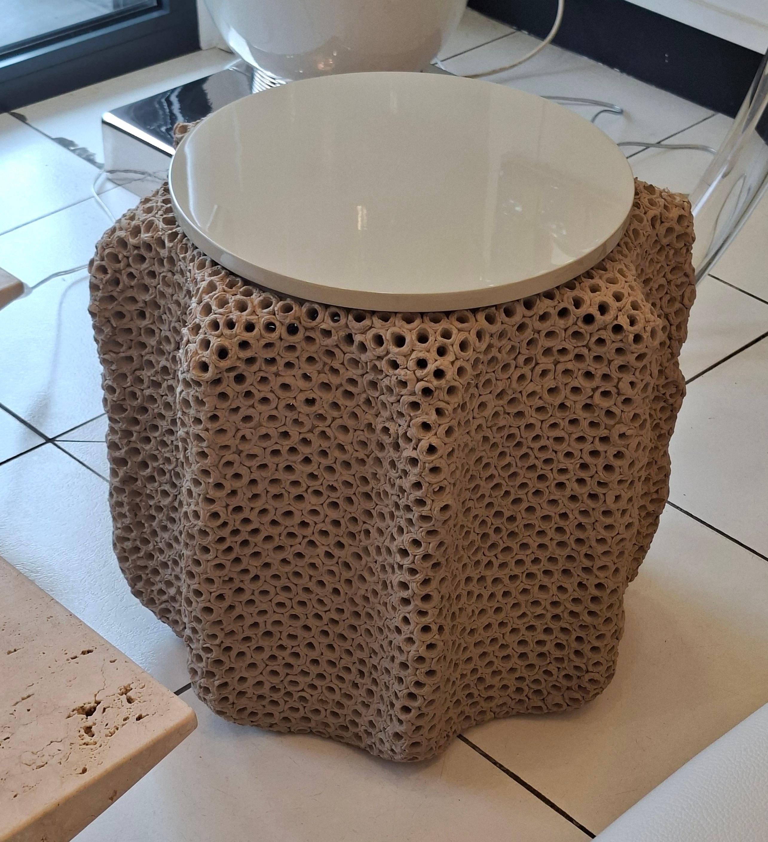 Table d'appoint en céramique, plateau laqué beige par Gilles Caffier, édition limitée en vente 5