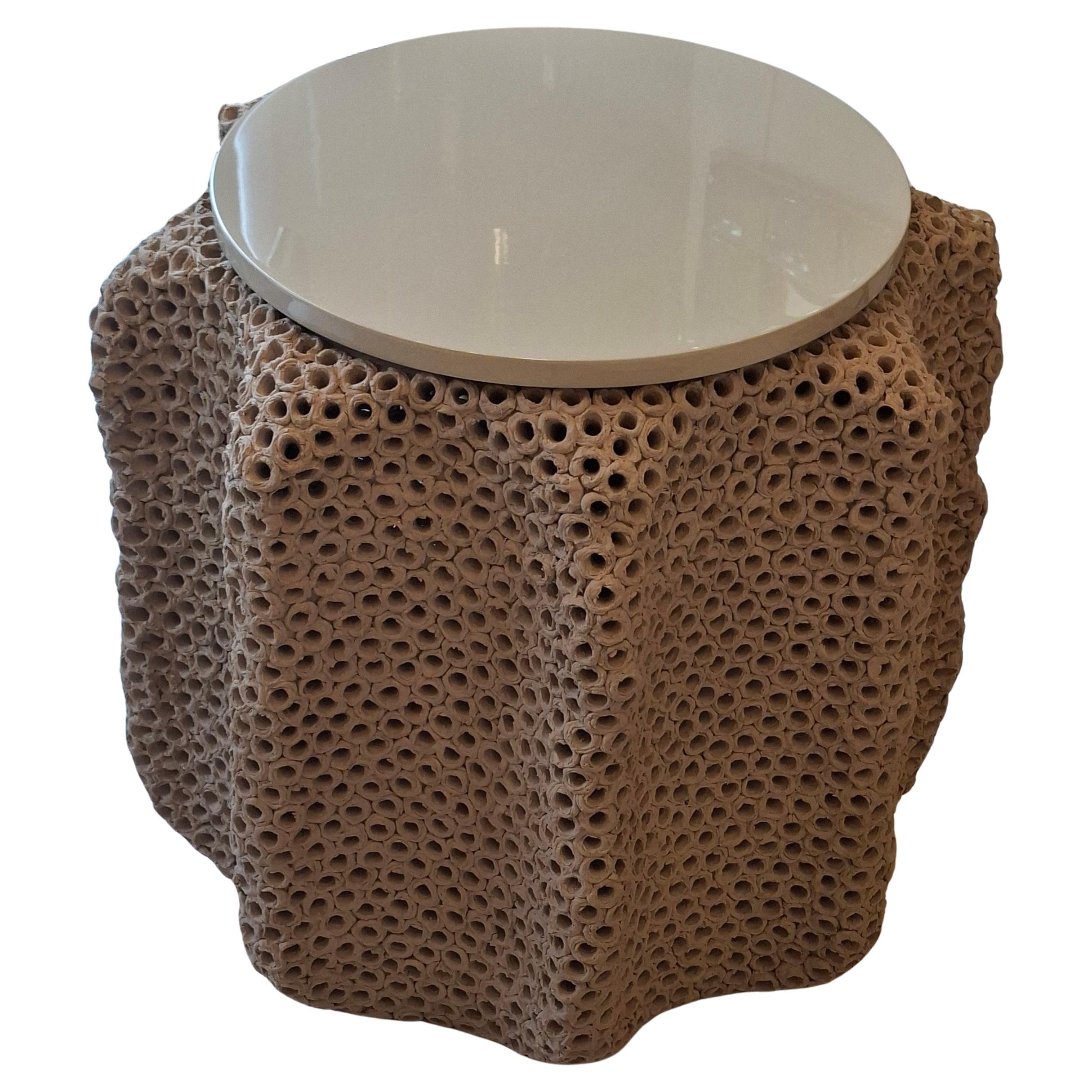 Table d'appoint en céramique, plateau laqué beige par Gilles Caffier, édition limitée en vente 6