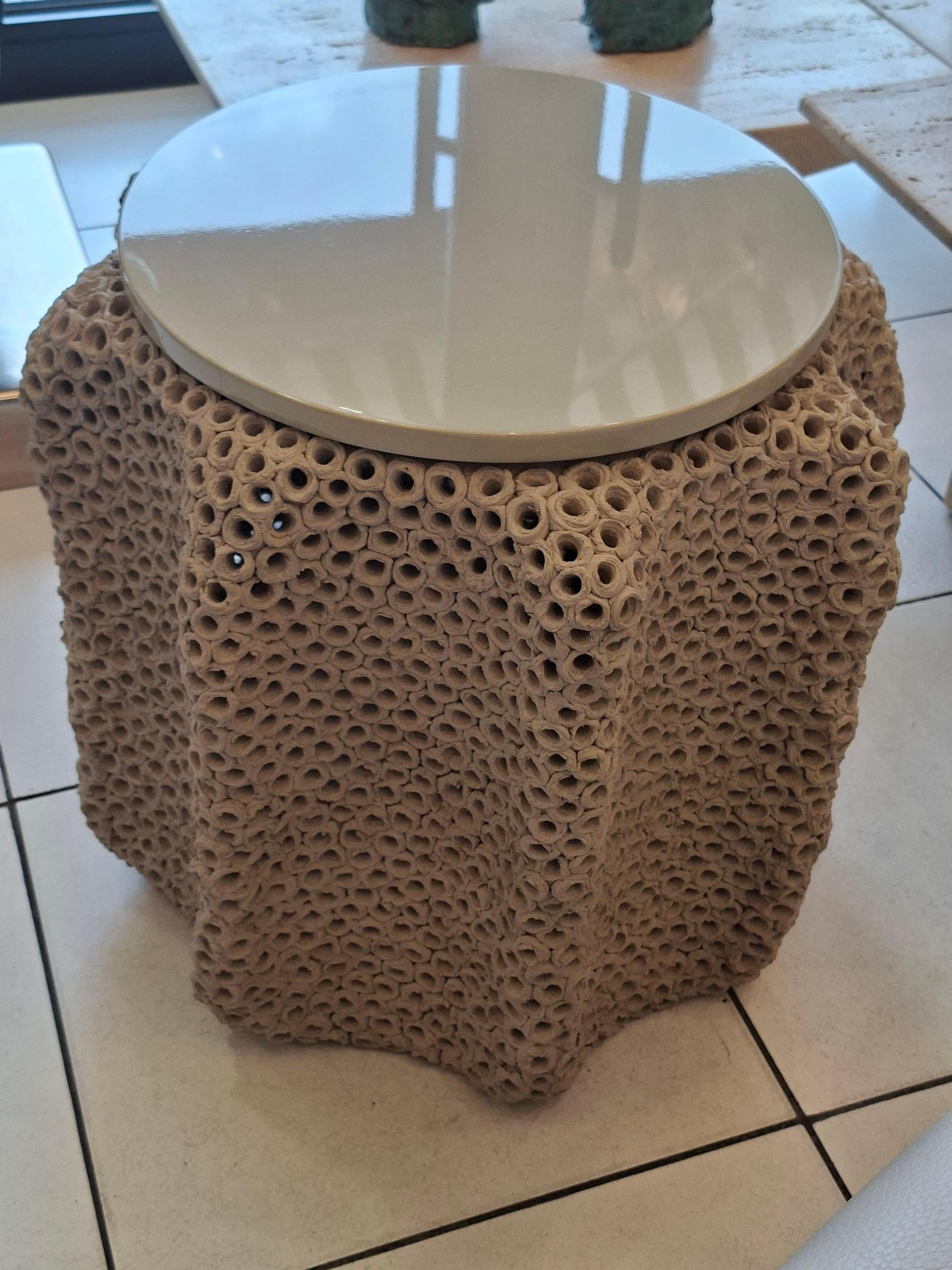Français Table d'appoint en céramique, plateau laqué beige par Gilles Caffier, édition limitée en vente