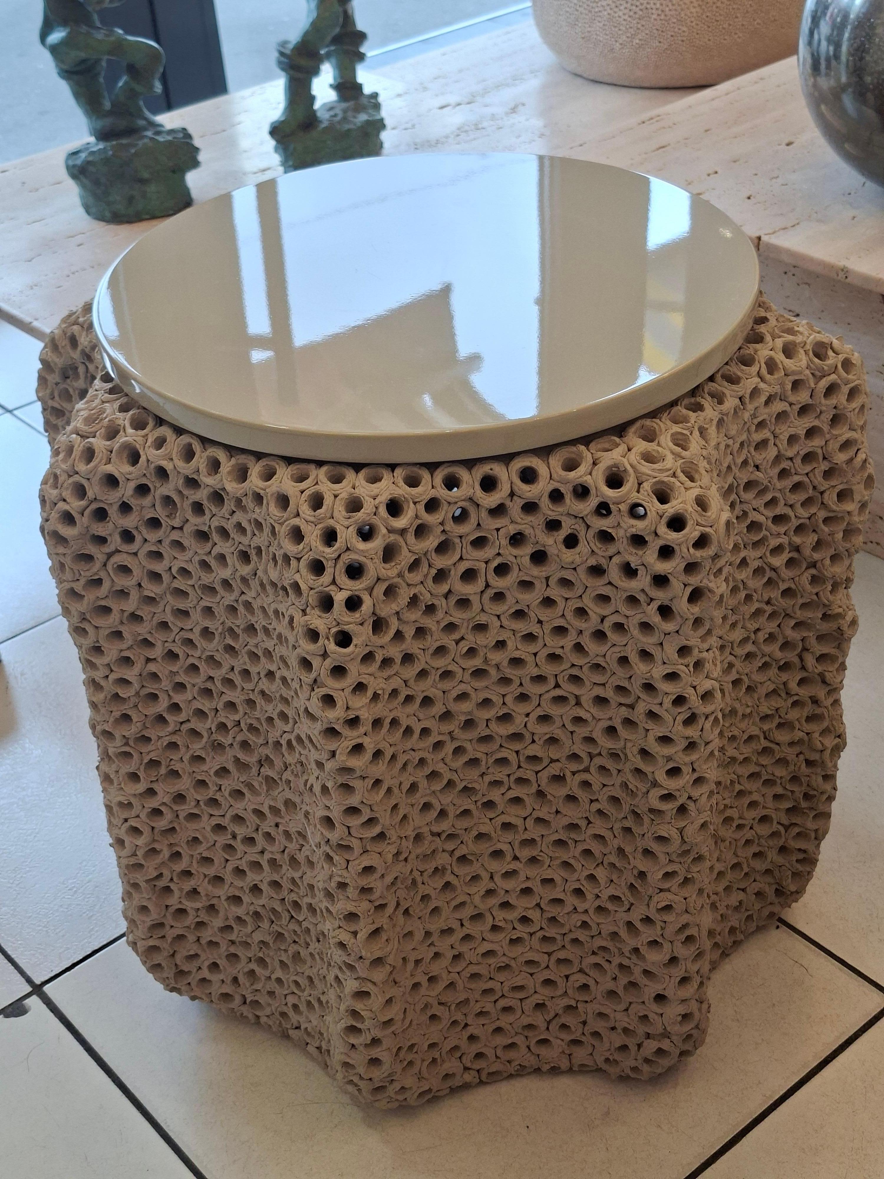 Table d'appoint en céramique, plateau laqué beige par Gilles Caffier, édition limitée Excellent état - En vente à Saint-Ouen, FR