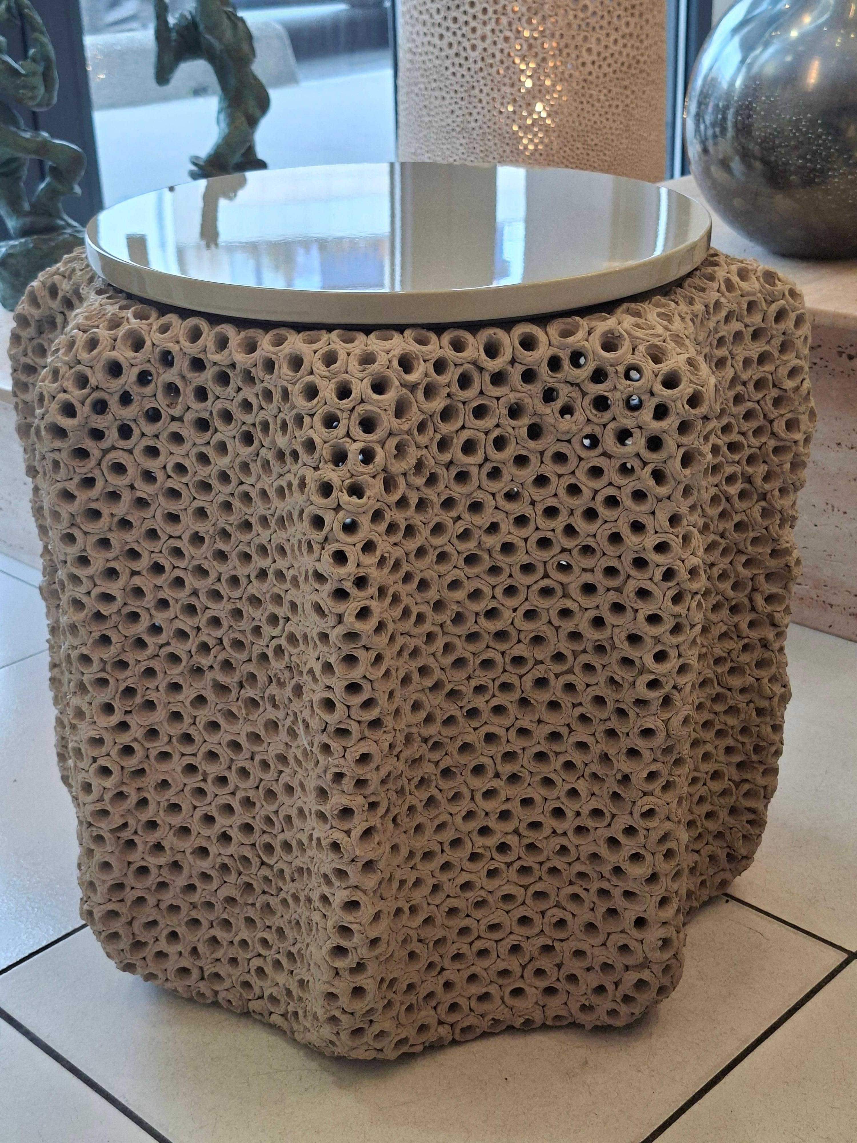 XXIe siècle et contemporain Table d'appoint en céramique, plateau laqué beige par Gilles Caffier, édition limitée en vente