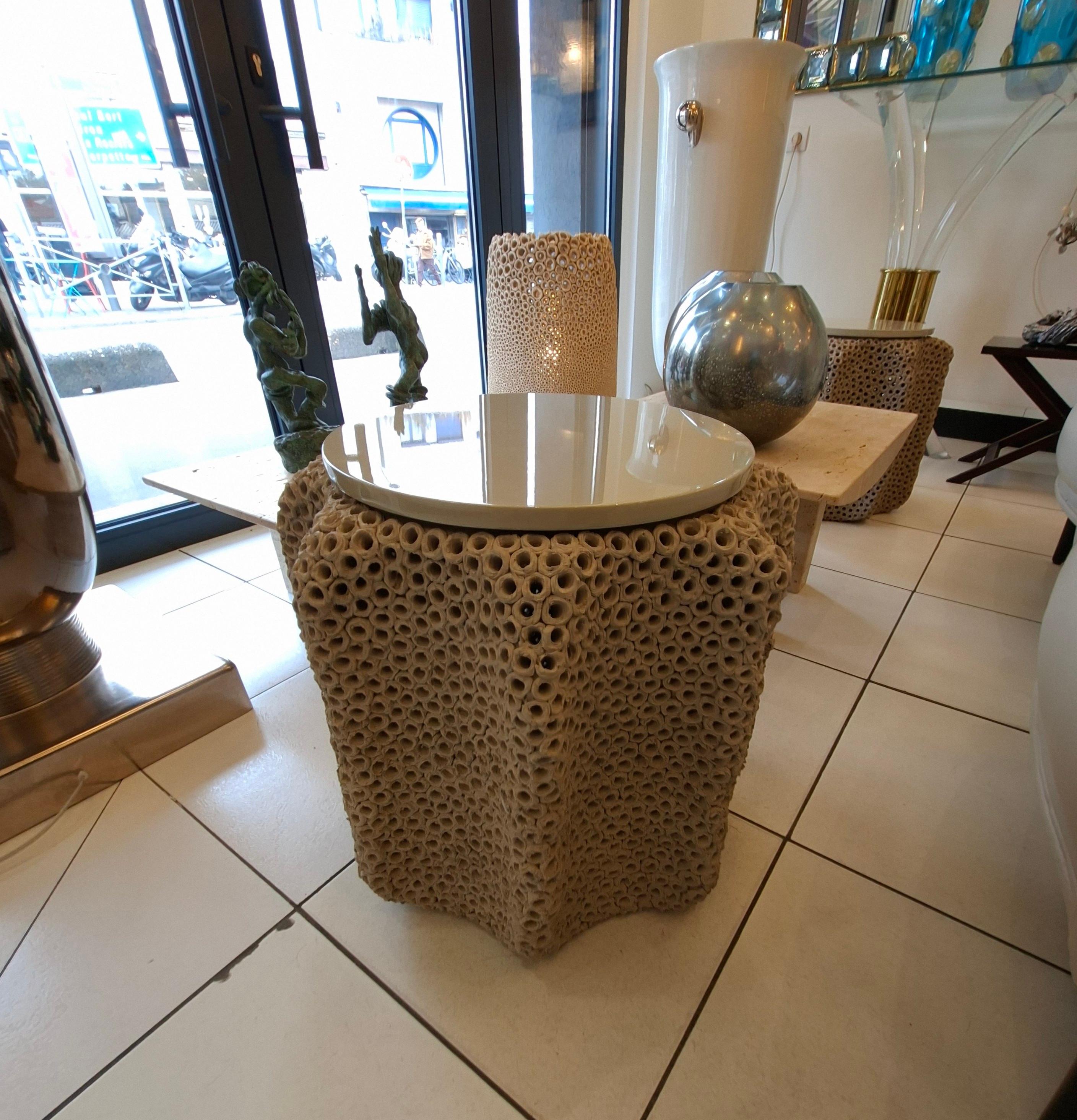 Céramique Table d'appoint en céramique, plateau laqué beige par Gilles Caffier, édition limitée en vente