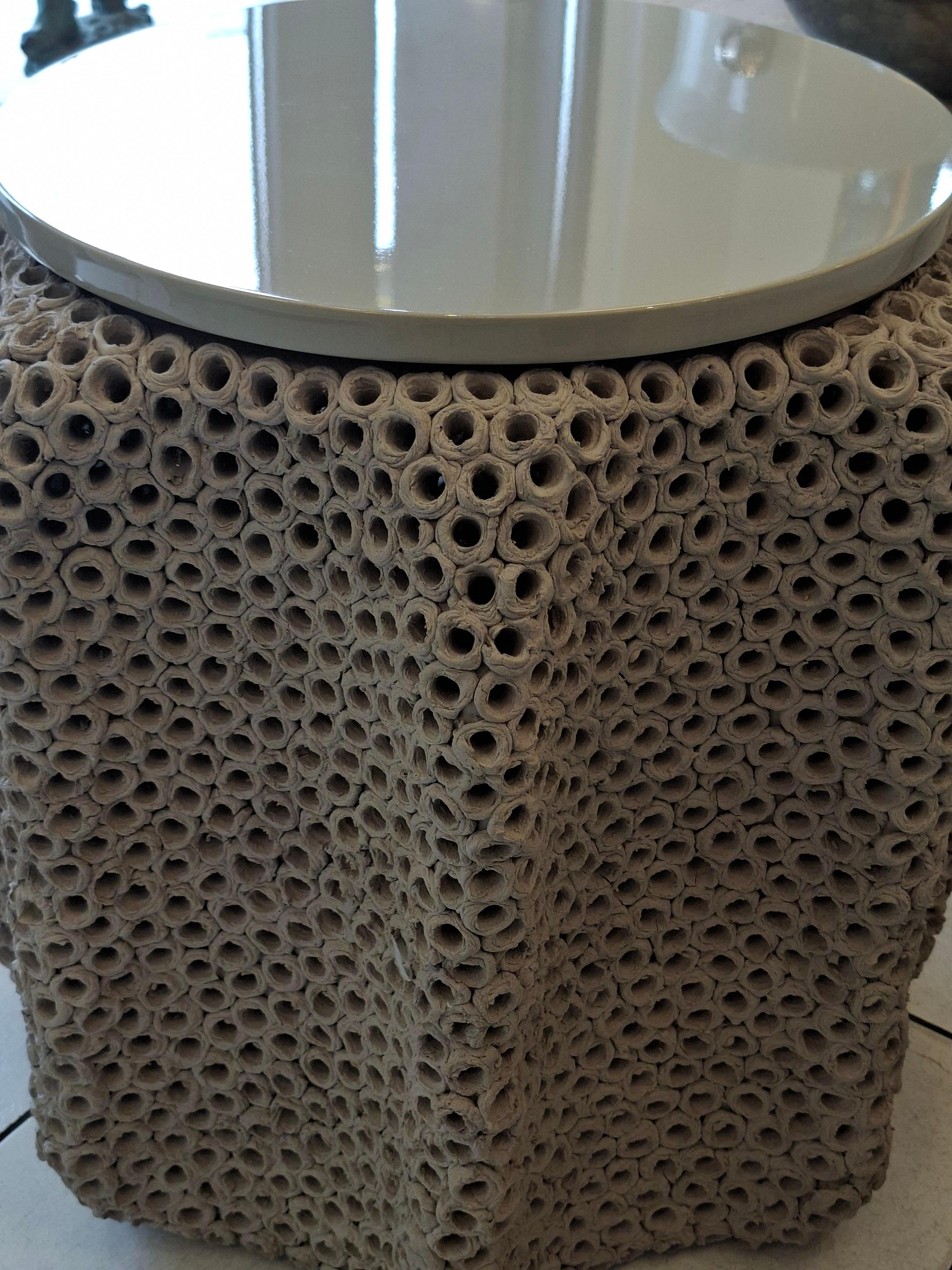 Table d'appoint en céramique, plateau laqué beige par Gilles Caffier, édition limitée en vente 1