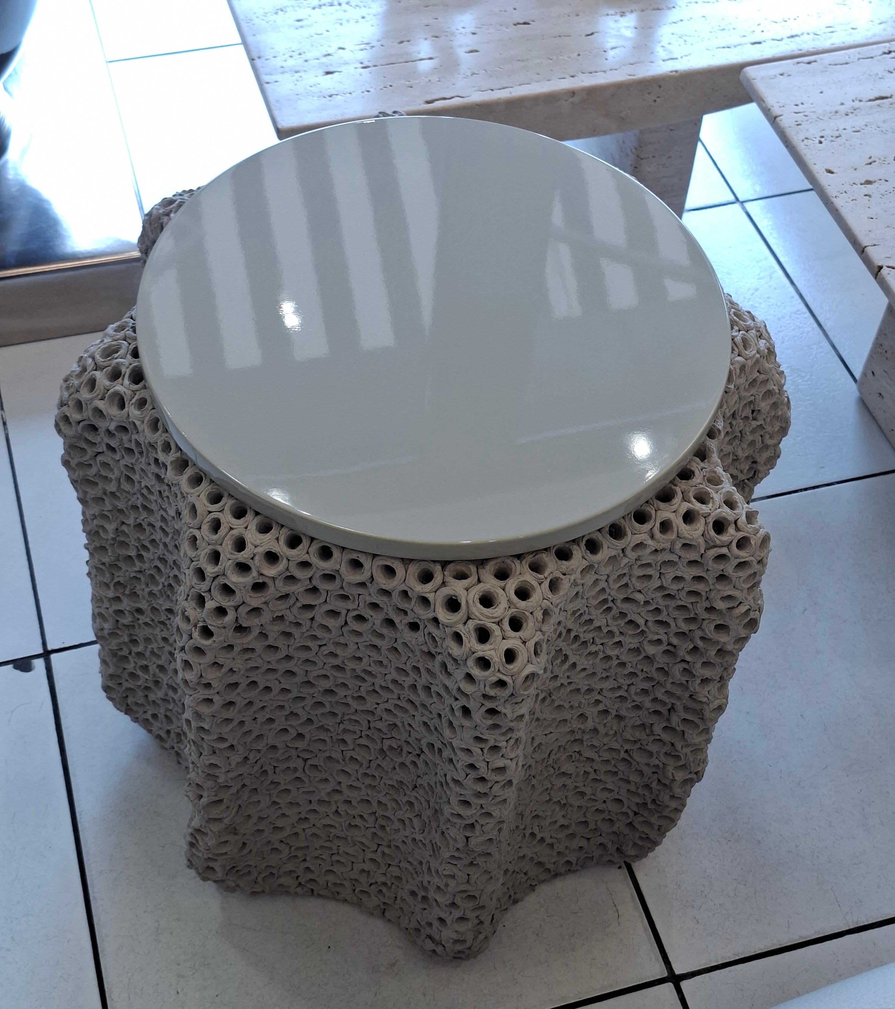 Table d'appoint en céramique, plateau laqué beige par Gilles Caffier, édition limitée en vente 3