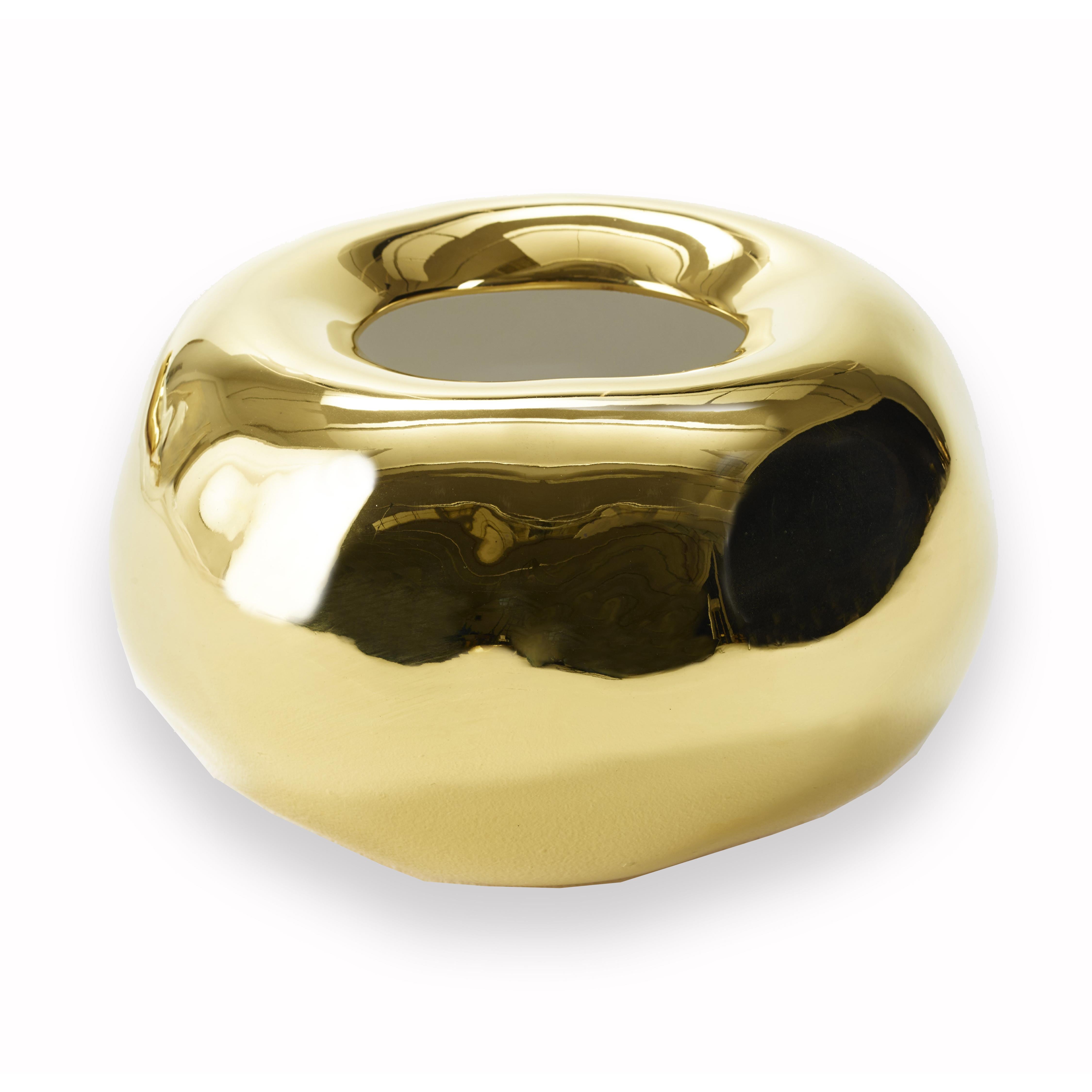 Eve Vase aus Keramik von Marioni
Abmessungen: B 30 x T 30 x H 19 cm. 
MATERIALIEN: Keramisch.
Produkt-Code: 02512

Eve dekorative Keramik-Vase von reinen und glatten Form. Erhältlich in verschiedenen Ausführungen. Jedes Objekt der Collection'S