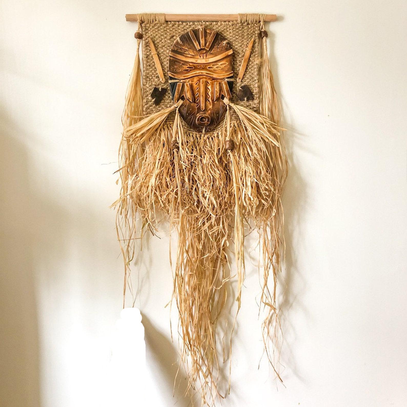 Una vera e propria incarnazione dello stile dell'artista di combinare diversi mezzi, questa scultura da parete riecheggia un momento di festa nel tempo, traendo ispirazione dalle radici marocchine dell'artista. Questa scultura è un omaggio alle