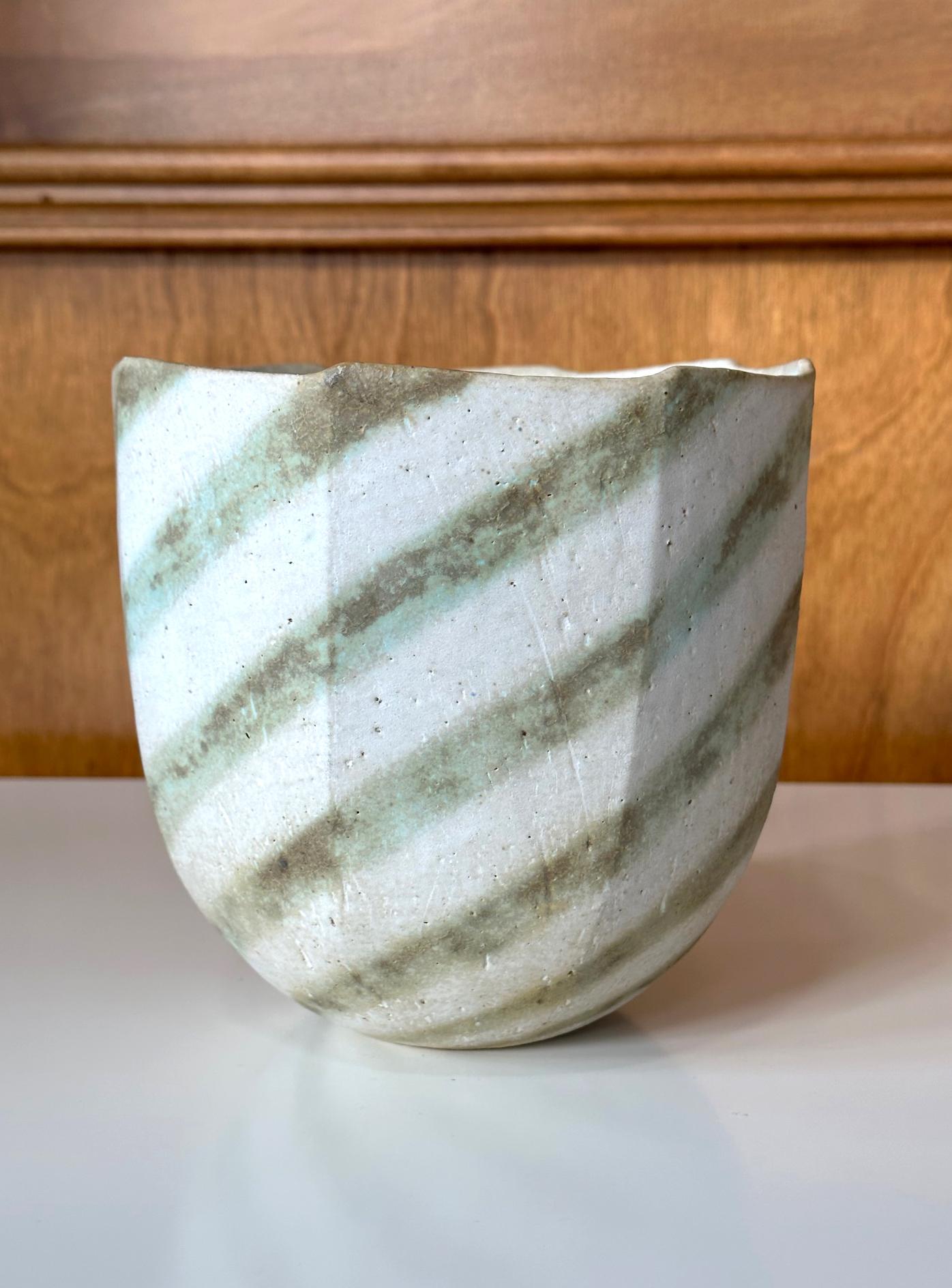 Moderne Vase à facettes en céramique à glaçure rayée de John Ward en vente