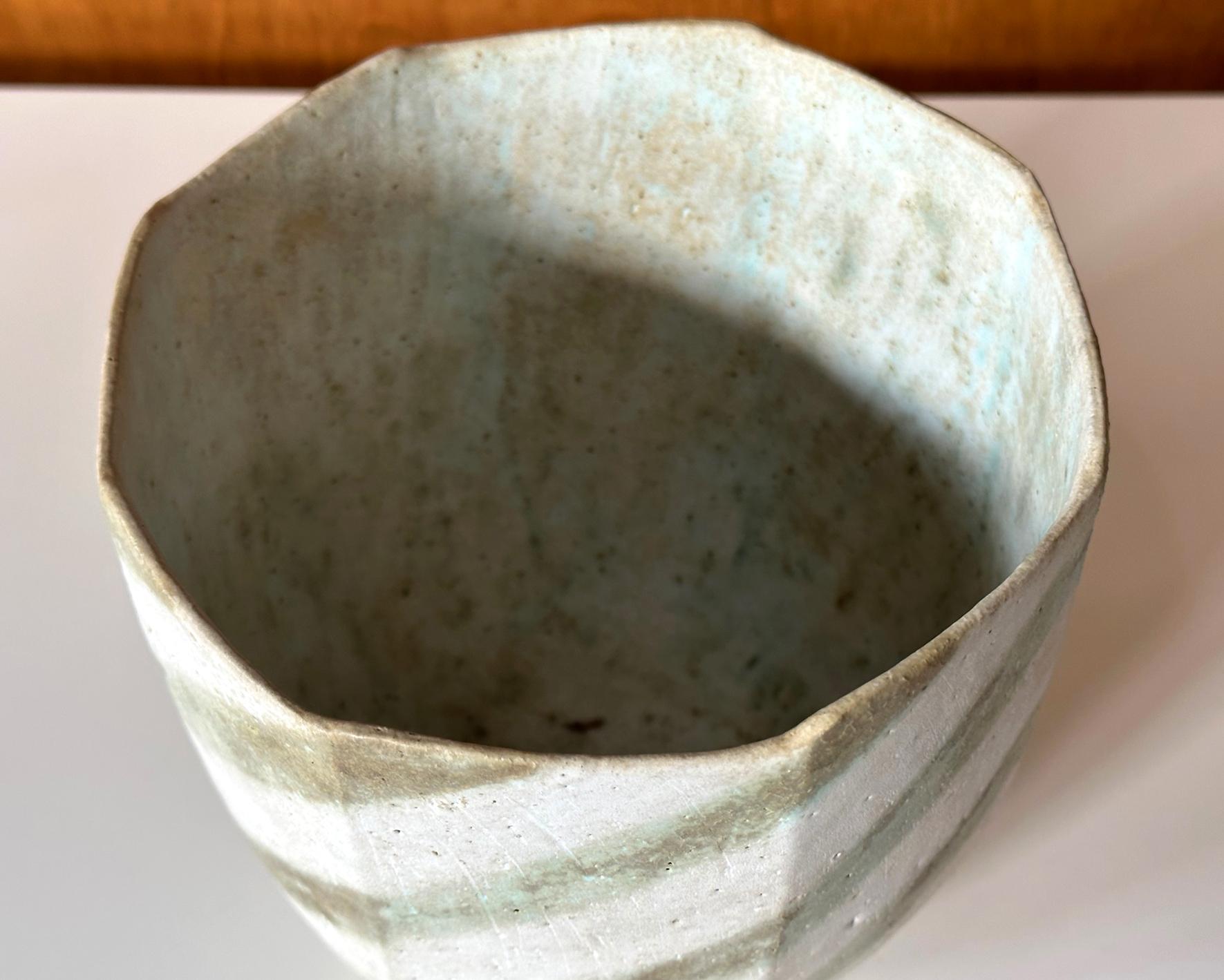 20ième siècle Vase à facettes en céramique à glaçure rayée de John Ward en vente