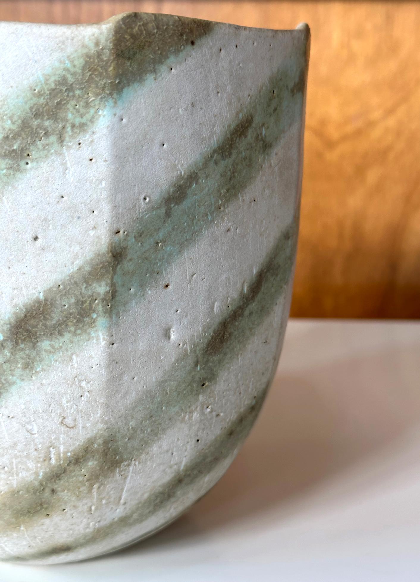 Vase à facettes en céramique à glaçure rayée de John Ward en vente 1