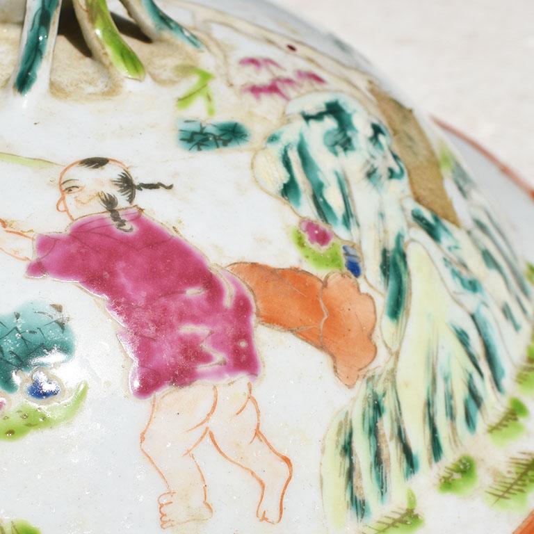 Keramik Famille Rose Chinoiserie Krug oder Urnendeckel im Zustand „Gut“ im Angebot in Oklahoma City, OK