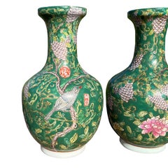 Paire de vases à motifs floraux chinoiseries Famille Verte Green Ceramic