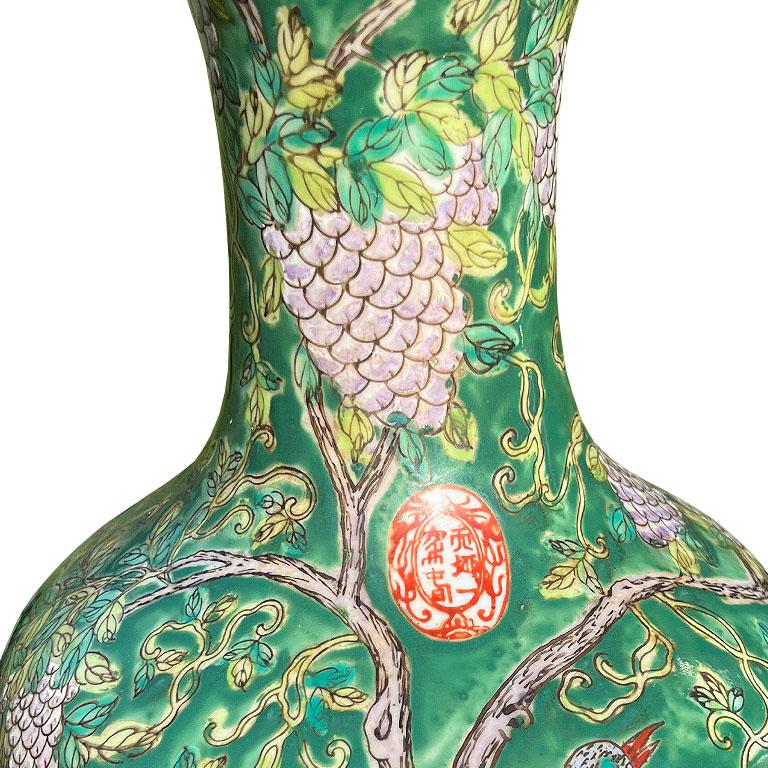 Chinoiseries Paire de vases à motifs floraux en céramique Famille Verte Green de Chinoiserie en vente