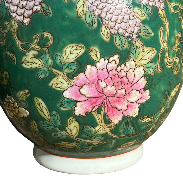Paire de vases à motifs floraux en céramique Famille Verte Green de Chinoiserie Bon état - En vente à Oklahoma City, OK