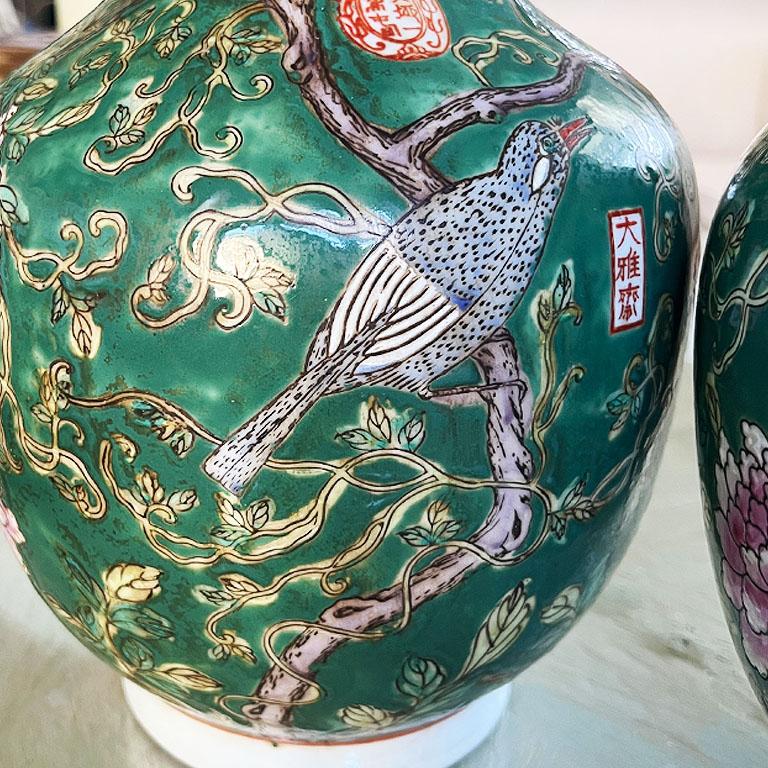 20ième siècle Paire de vases à motifs floraux en céramique Famille Verte Green de Chinoiserie en vente