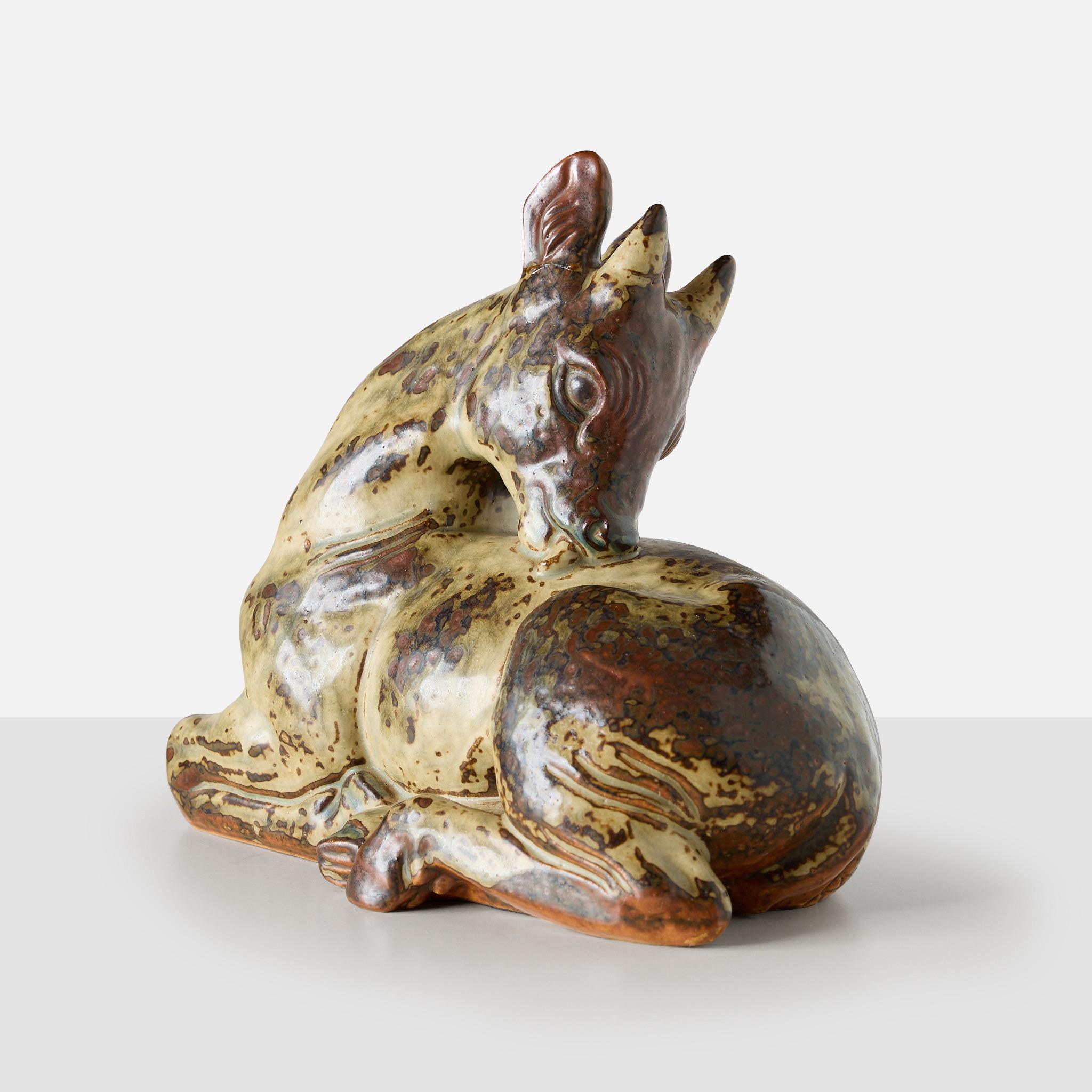 Figurine en grès représentant un cerf, réalisée par Knud Kyhn pour Royal Copenhagen. Incisé sur la base avec la marque du fabricant et les initiales du créateur.