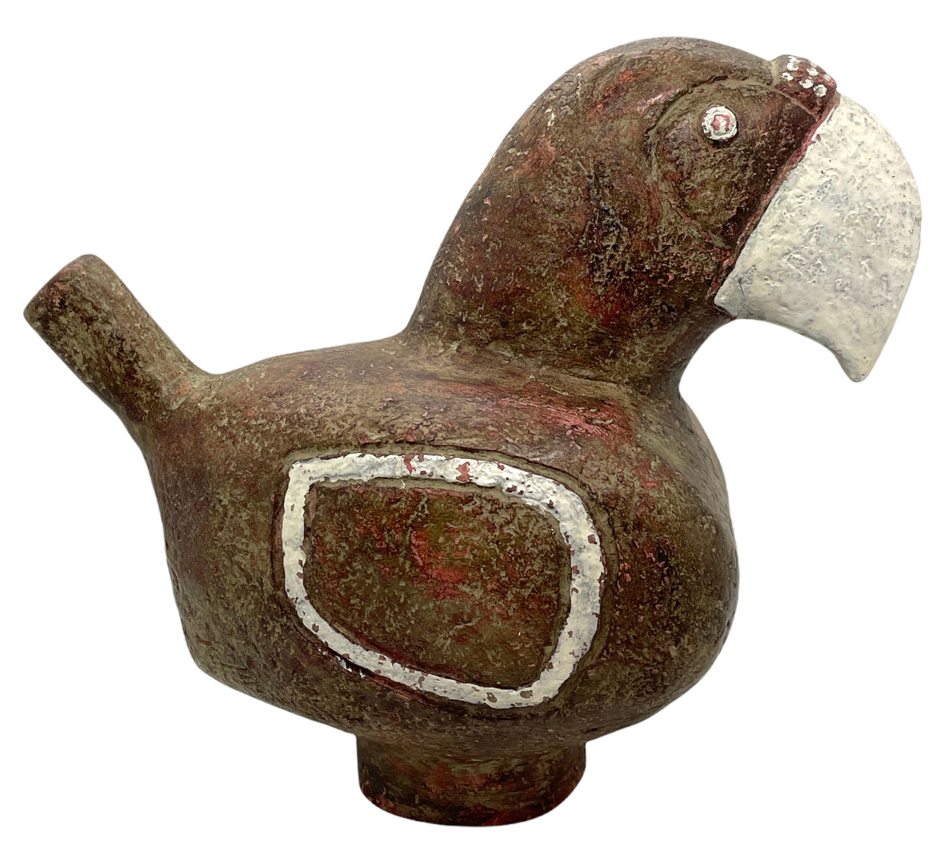 Splendida statua di uccello figurato in ceramica, attribuita a Ivo De Santis, Gli Etruschi, Italia. Questa statua è stata realizzata in Italia, intorno agli anni '70 o più vecchi. Articolo assolutamente splendido con firma e ancora in ottime