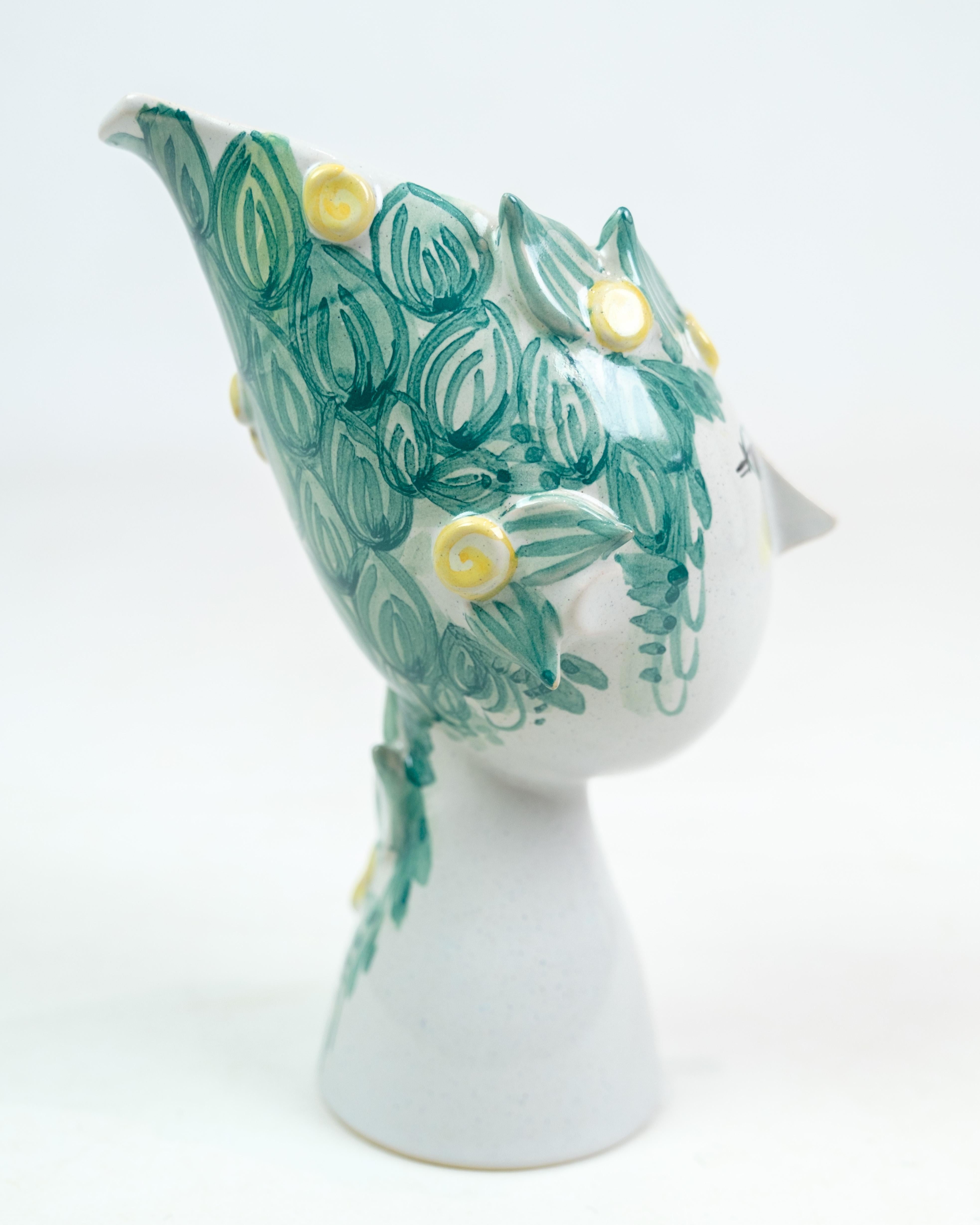 Keramikvase, entworfen von Bjørn Wiinblad, mit der Designnummer. V18 von 1975, hergestellt in Dänemark. Diese Vase repräsentiert Wiinblads unverwechselbaren Stil, der oft fantasievolle und farbenfrohe Muster beinhaltet.

 Diese Vase mit dem Einfluss
