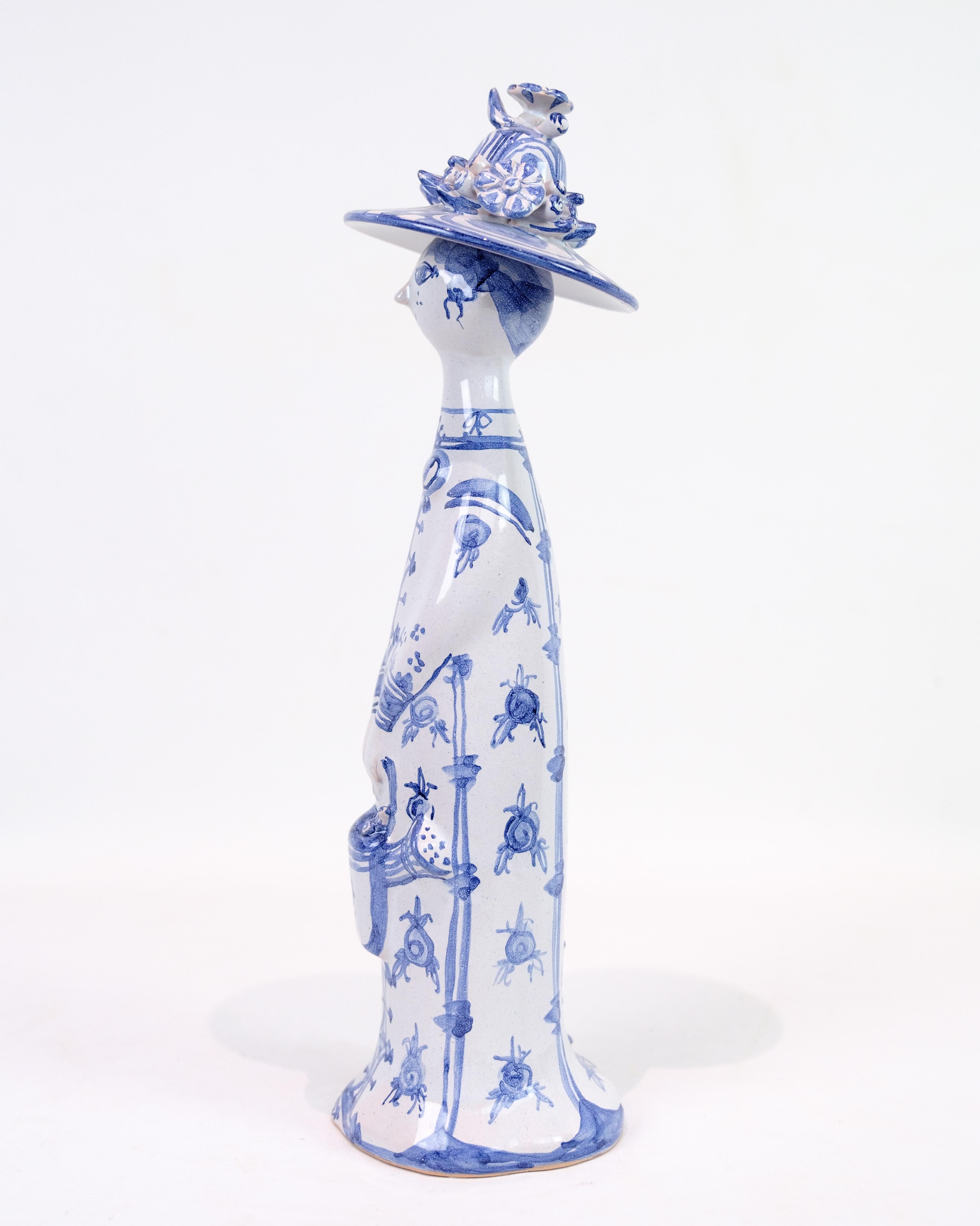 Figura intatta di Bjørn Wiinblad realizzata in ceramica modello estate nei colori blu e bianco. Prodotto in connessione con la serie 