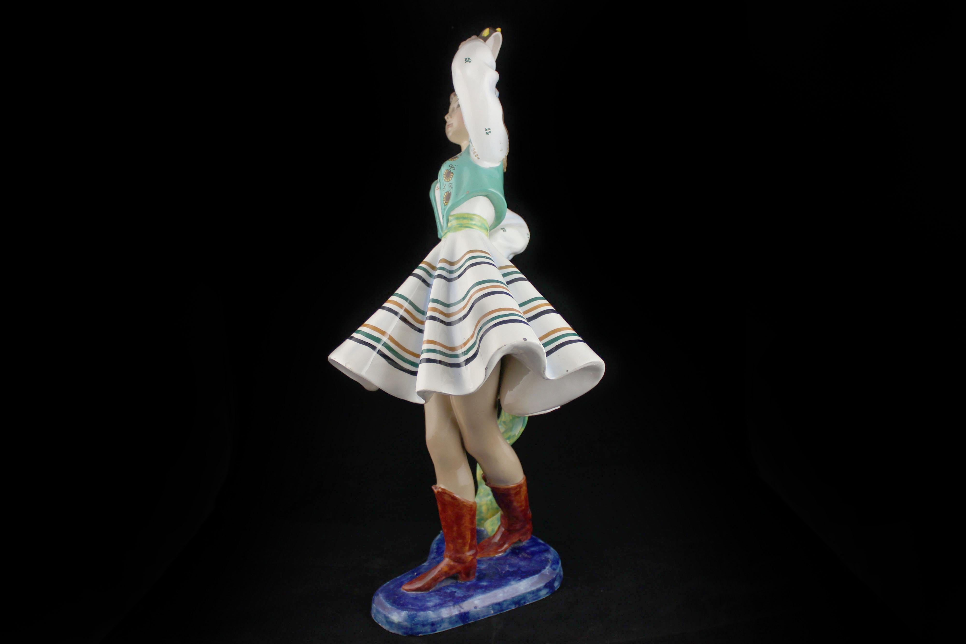Figura in ceramica di una ragazza che balla con un tamburello
Le Bertetti Torino, 1940, Scultura n. 174 