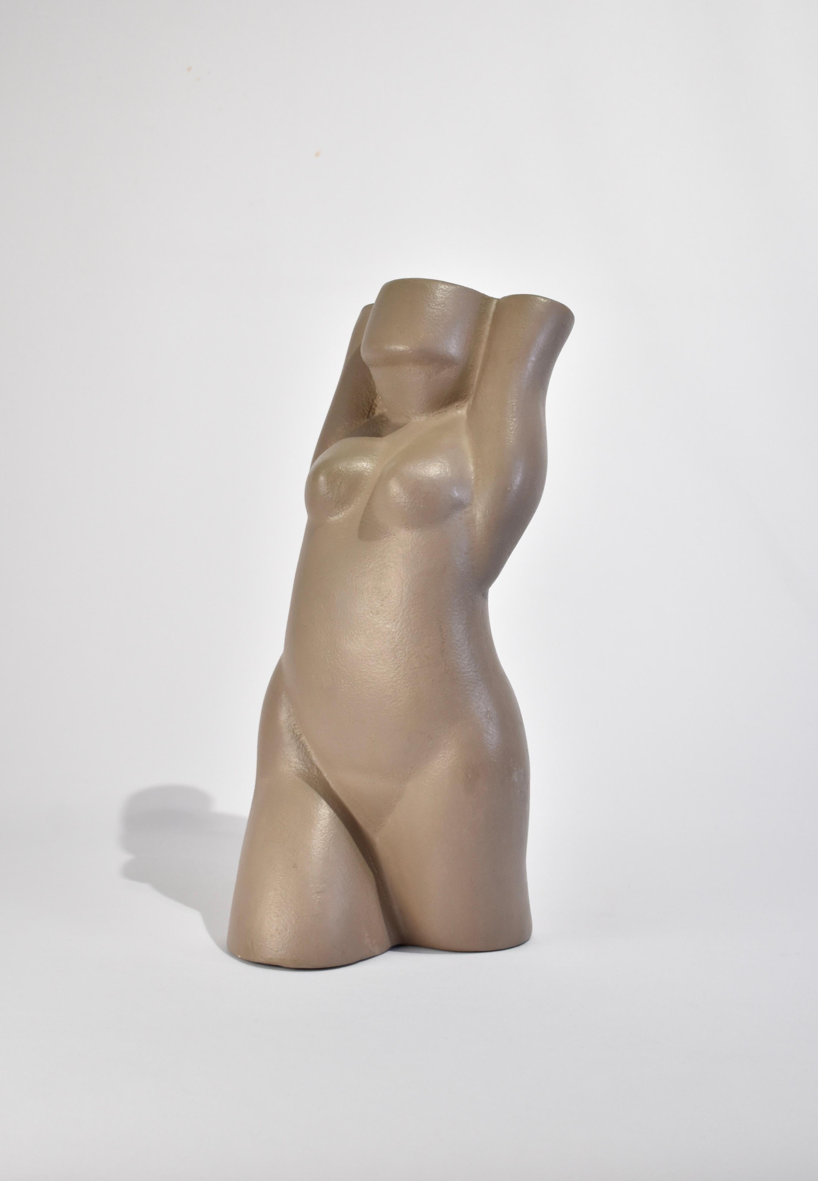 Sculpture de personnage en céramique vintage en émail gris mat, creux à l'intérieur. Attribué à Donna Polseno, non signé.