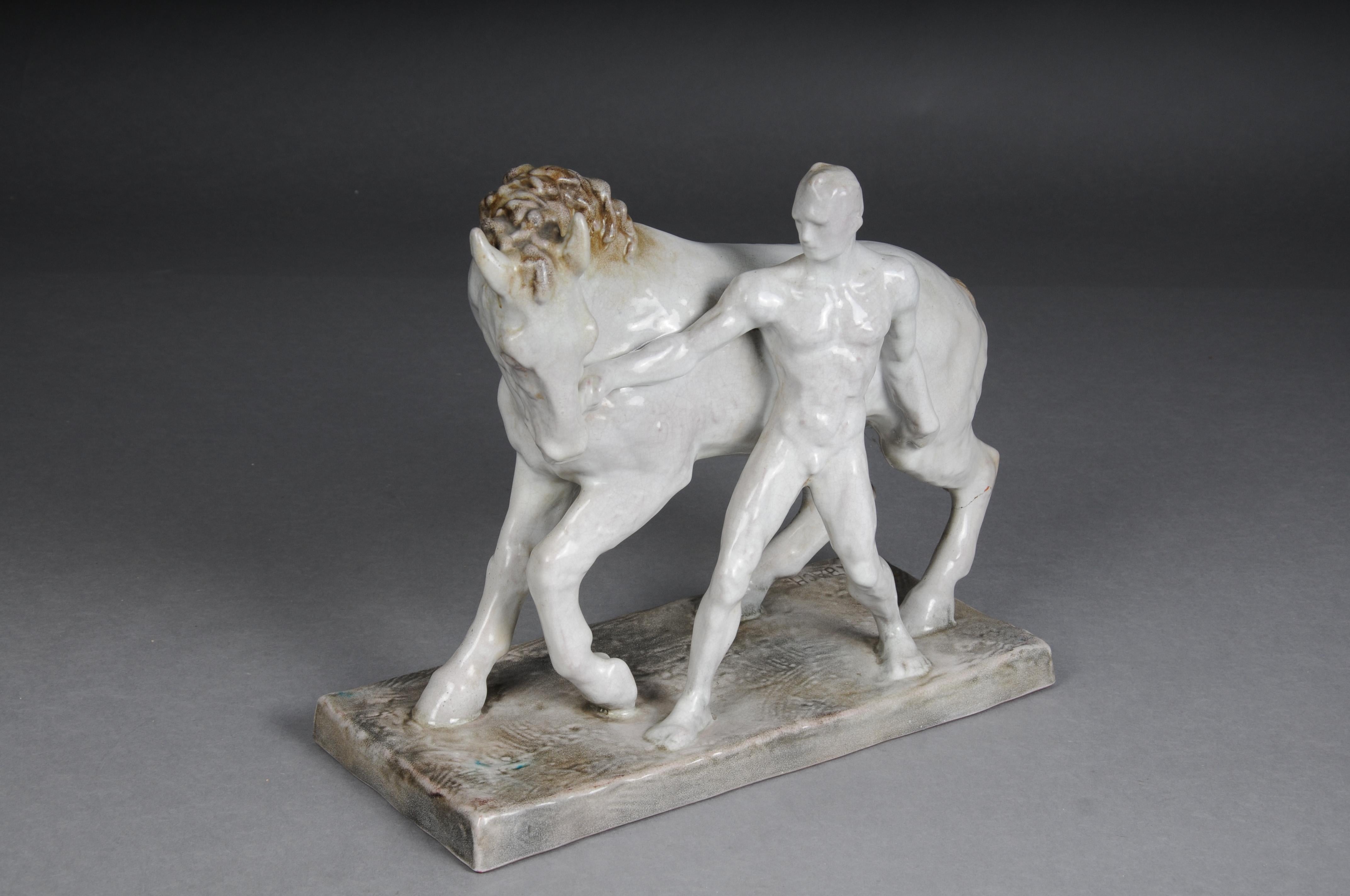Figura de cerámica. El domador de caballos de Else Bach para la Majolika de Karlsruhe. Alemania 1935

Bach, Else. Karlsruhe Majolika 4417. 1935-62. El conductor del caballo. Fragmentos marrón rojizo, vidriado colorido, vidriado craquelado, firmado