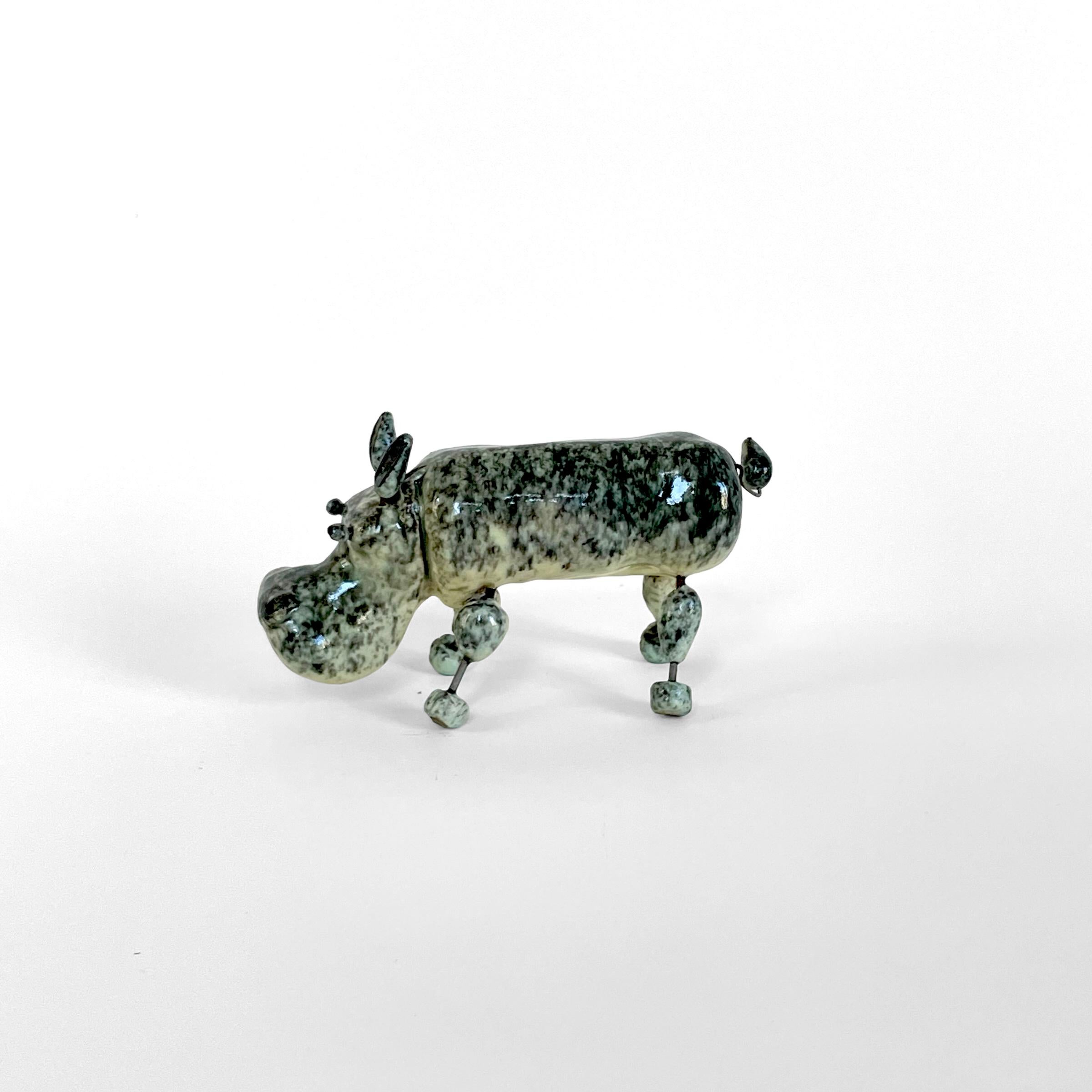 Rare hippopotame en céramique des potiers d'Accolay, 1960 France.
Très bon état, rien à signaler.

Il existe toute une série d'animaux amusants fabriqués par les potiers d'Accolay à cette époque, en céramique et en fil de fer.

Dimensions : Longueur