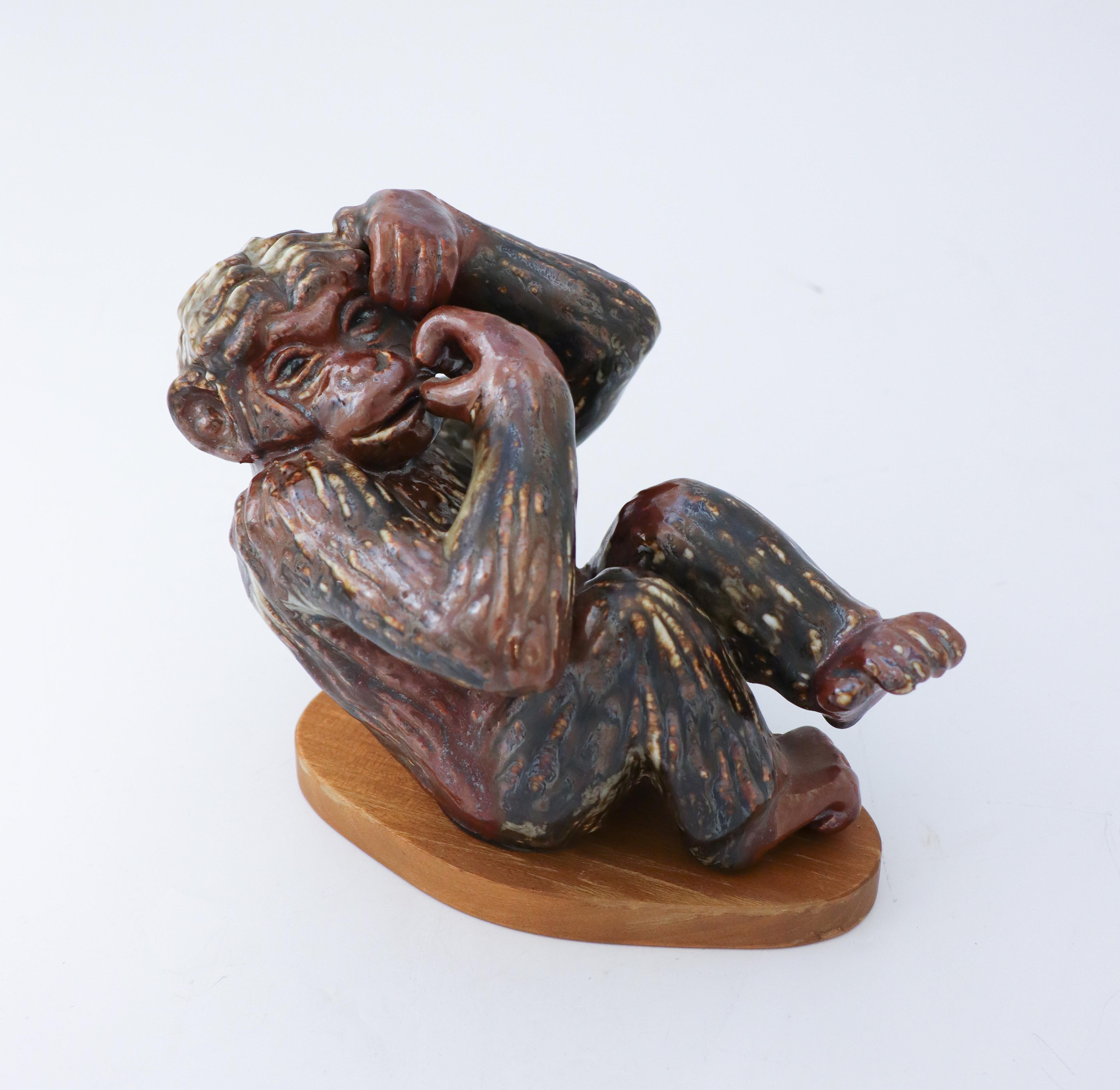 A lovely animal sculpture of a monkey designed by Gunnar Nylund at Rörstrand, it is 16 cm high and in very good condition with a lovely glaze. It comes with the original wooden base. The sculpture is marked as 1st quality.