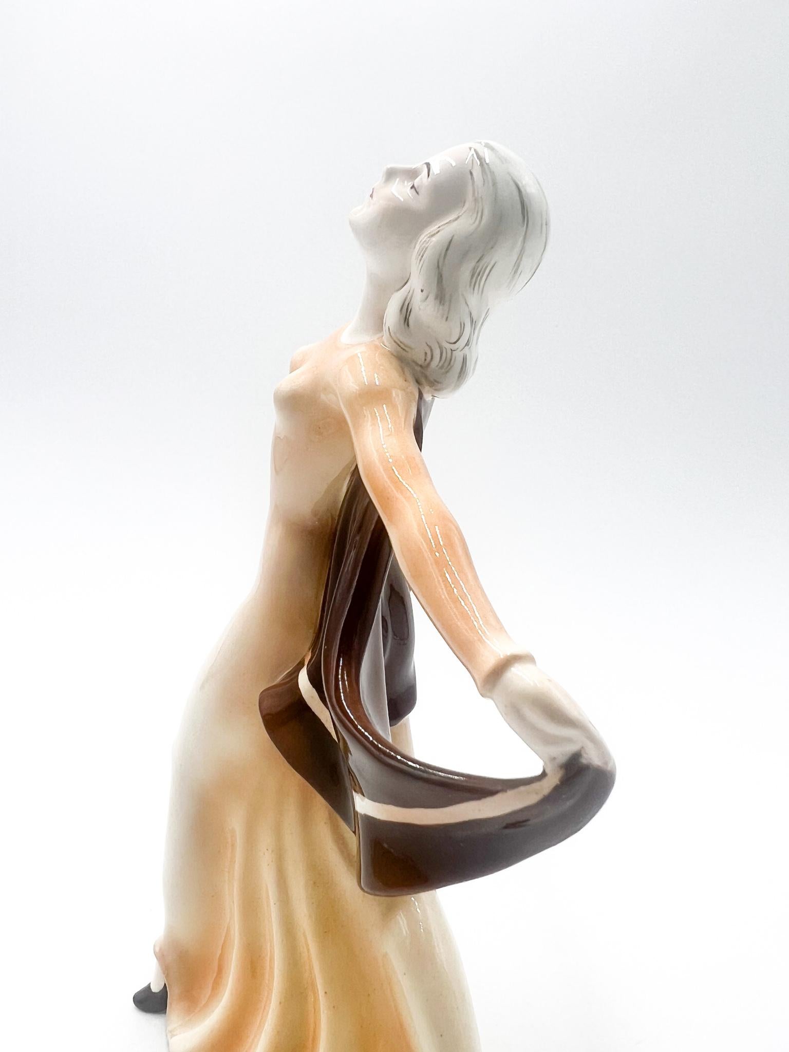Italian Ceramic Figurine of a Decò Ballerina from the 1940s For Sale