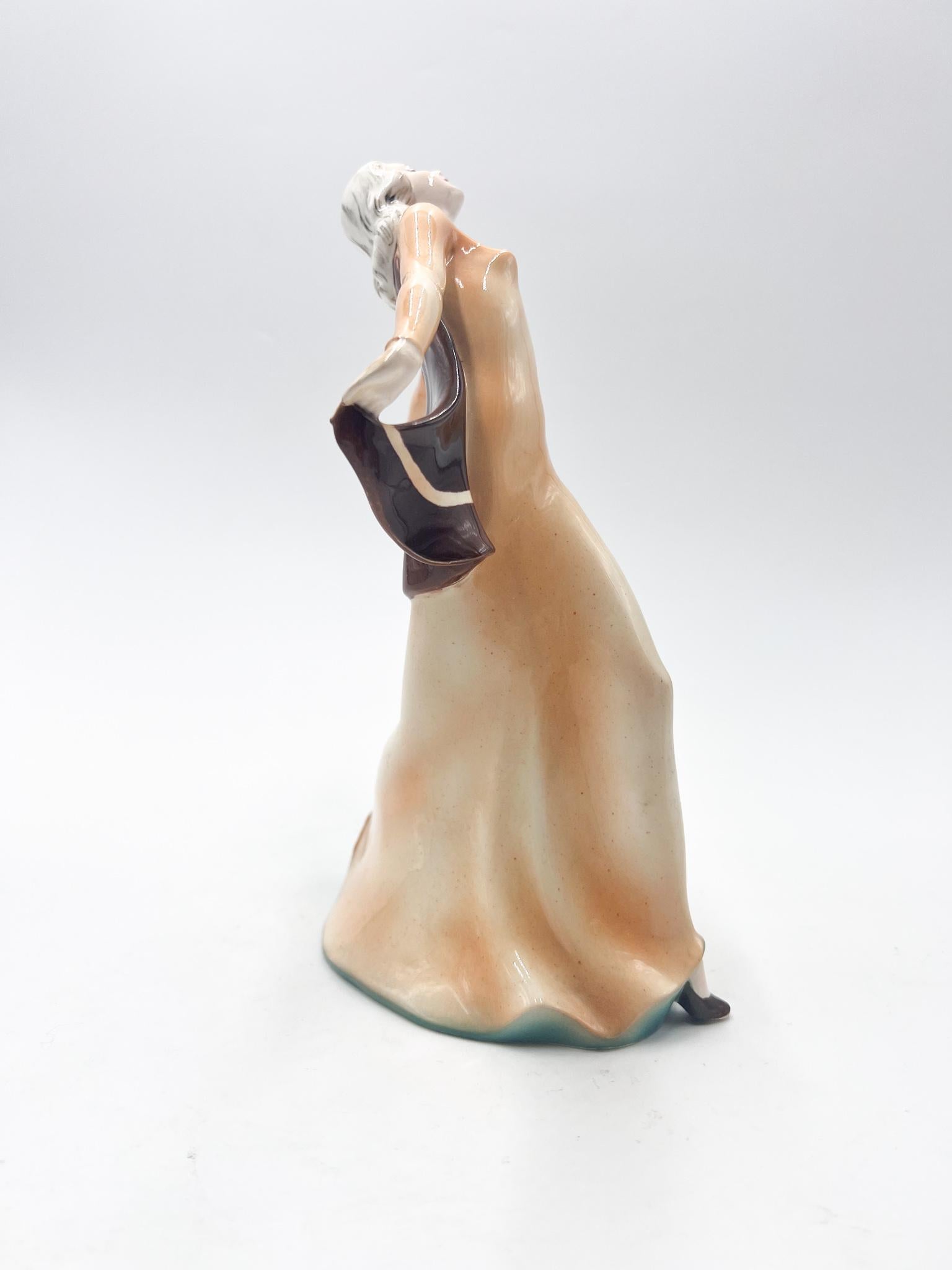 Ceramic Figurine of a Decò Ballerina from the 1940s For Sale 1