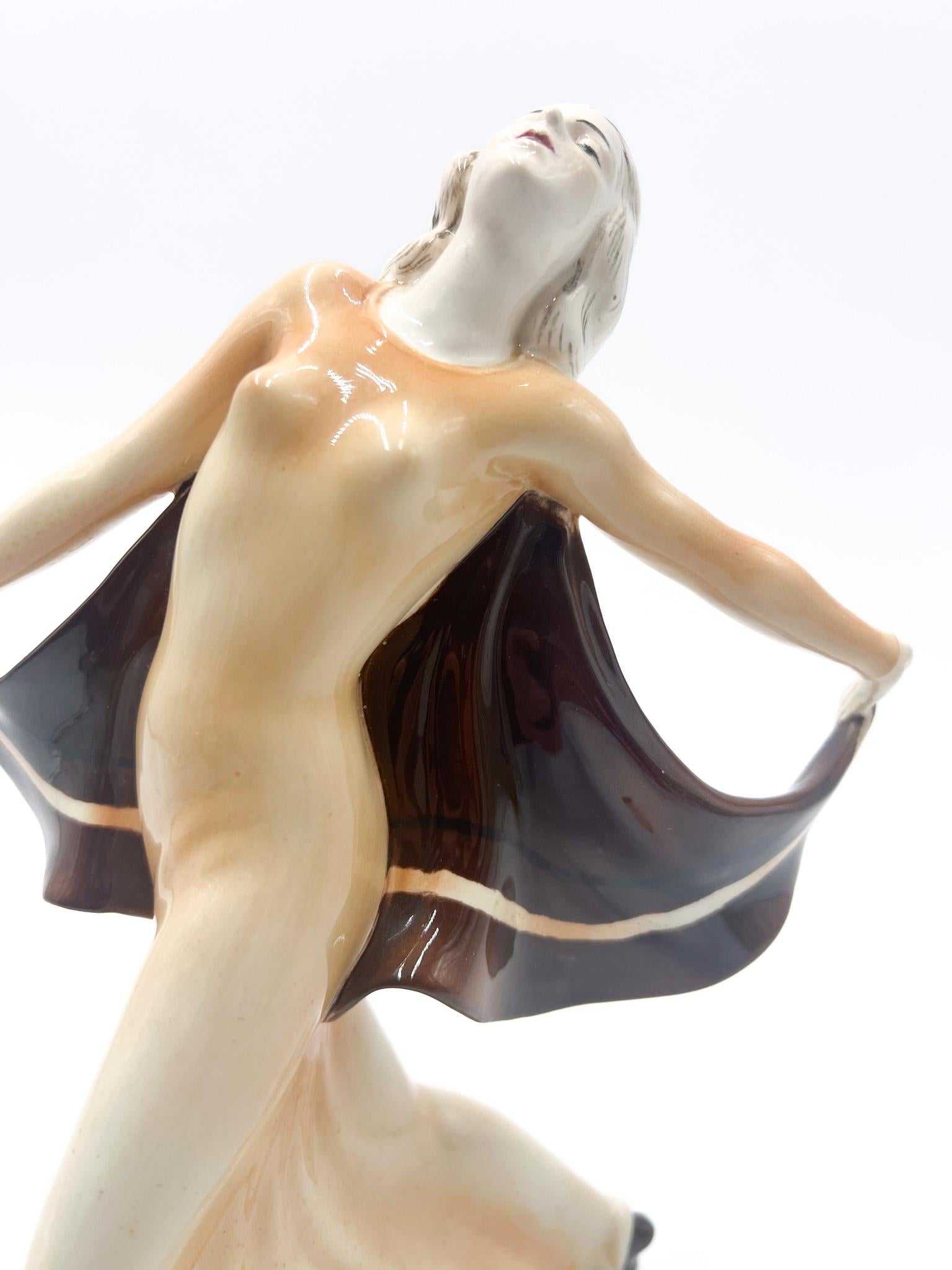 Ceramic Figurine of a Decò Ballerina from the 1940s For Sale 2