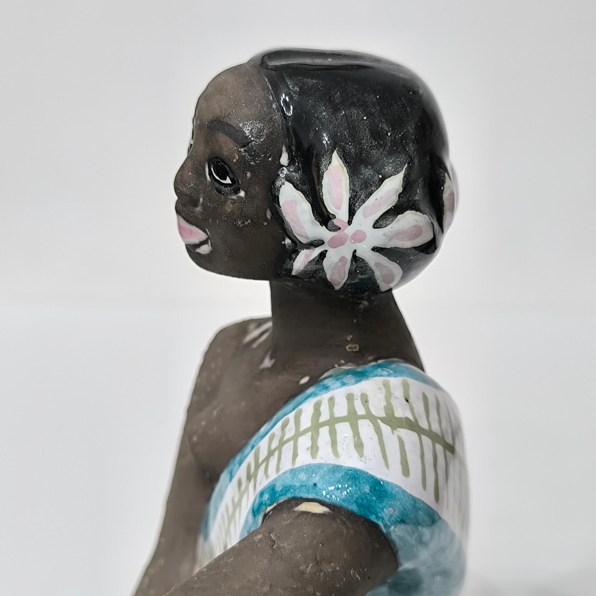 Metà XX secolo Statuetta in ceramica di donna tahitiana di Mari Simmulson per Upsala Ekeby, anni '60 in vendita