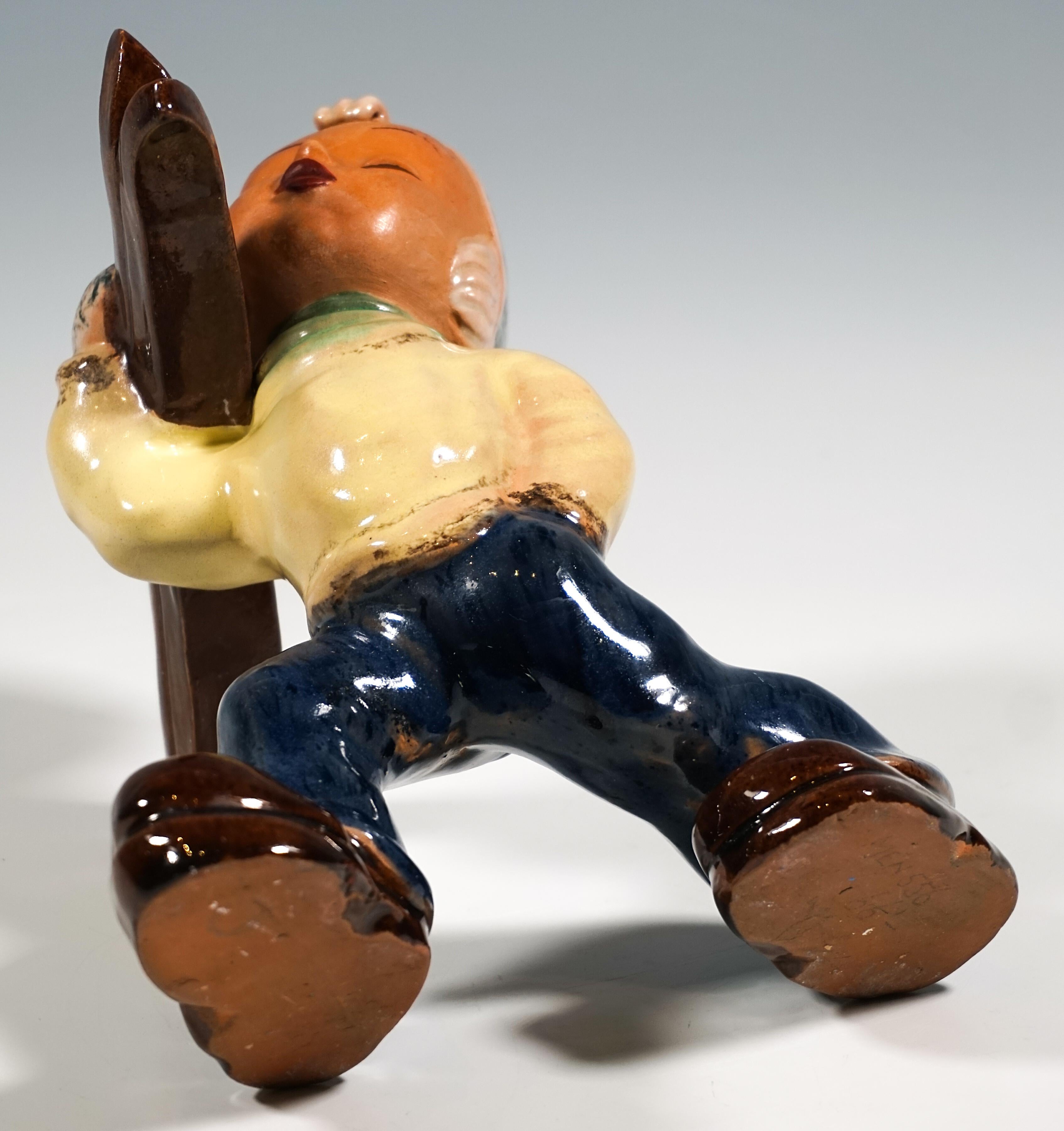 Statuetta in ceramica, sciatore che cammina, Walter Bosse per Terra, Austria 1947-1951 In condizioni ottime in vendita a Vienna, AT
